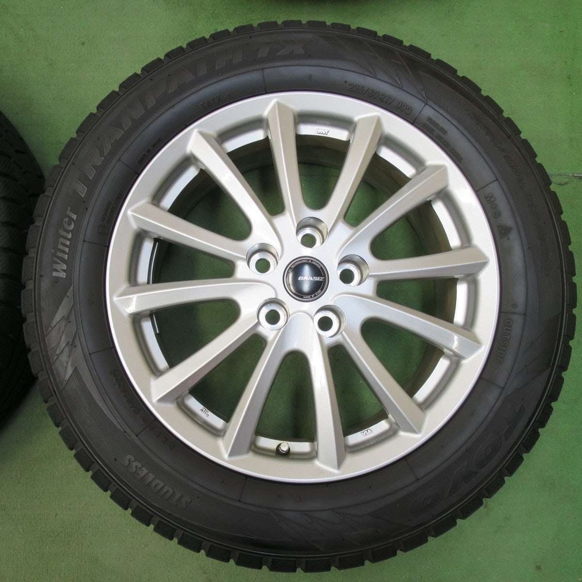 バリ溝！22年！キレイ！9.5分★スタッドレス 225/60R17 トーヨー ウインター トランパス TX QRASIZ VS6 KOSEI クレイシズ 17インチ PCD114.3/5H★5112802イス