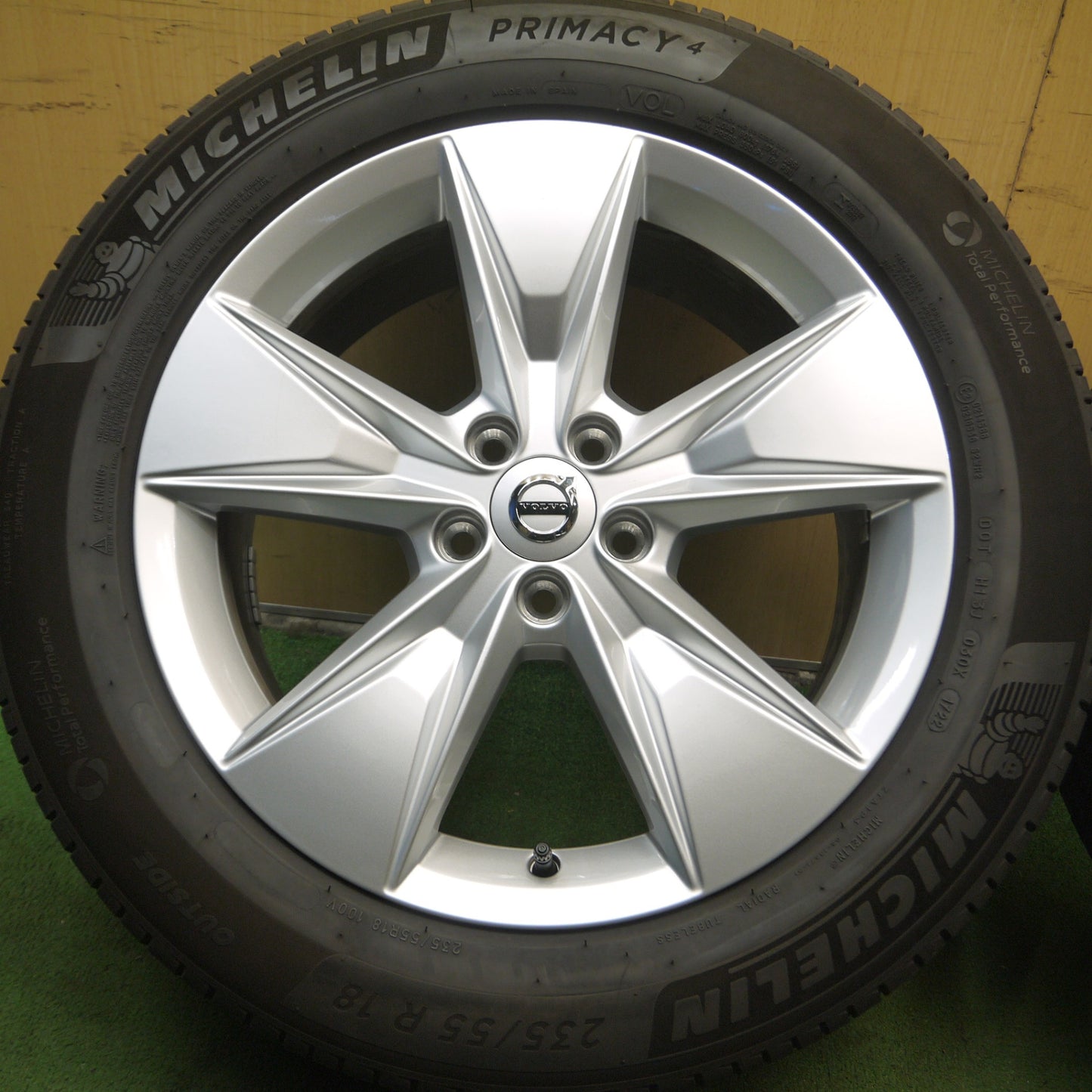 *送料無料* バリ溝！22年！キレイ！8.5分★ボルボ V60 クロスカントリー 純正 235/55R18 ミシュラン プライマシー4 18インチ PCD108/5H★4040908Hノ