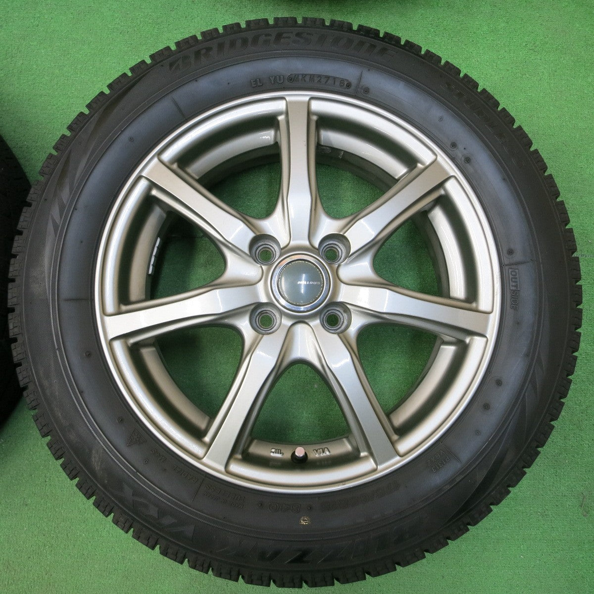 *送料無料* バリ溝！キレイ！8.5分★スタッドレス 175/65R15 ブリヂストン ブリザック VRX MiLLOUS ミルアス 15インチ PCD100/4H★4041001イス
