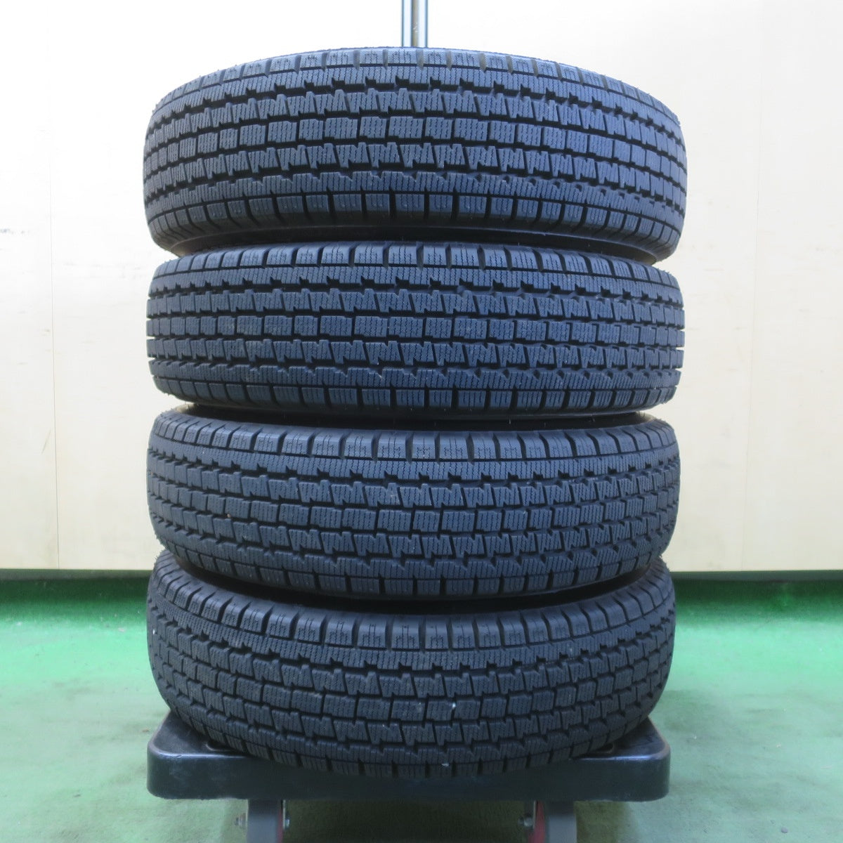 バリ溝！25年！キレイ！9.5分以上★スタッドレス 145/80R12 80/78N ブリヂストン W300 スチール ホイール 12インチ PCD100 110 114.3/4H マルチ★6041807イス