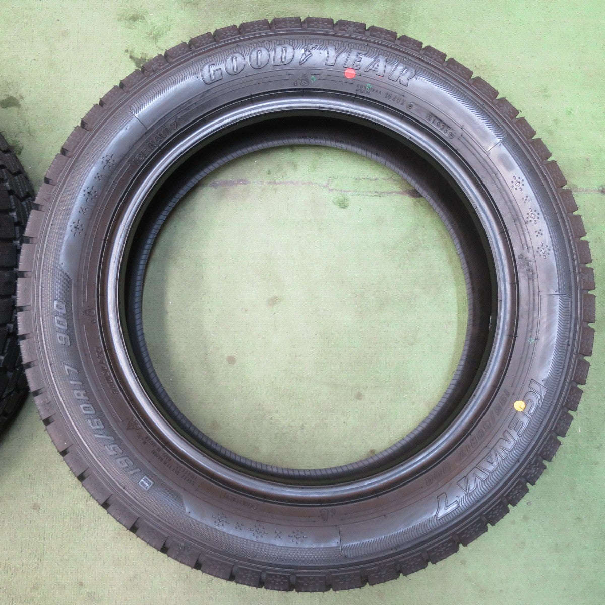 未使用！25年★スタッドレス 195/60R17 グッドイヤー アイスナビ7 タイヤ 17インチ ライズ ロッキー 60系 プリウス 等★6030414イスタ