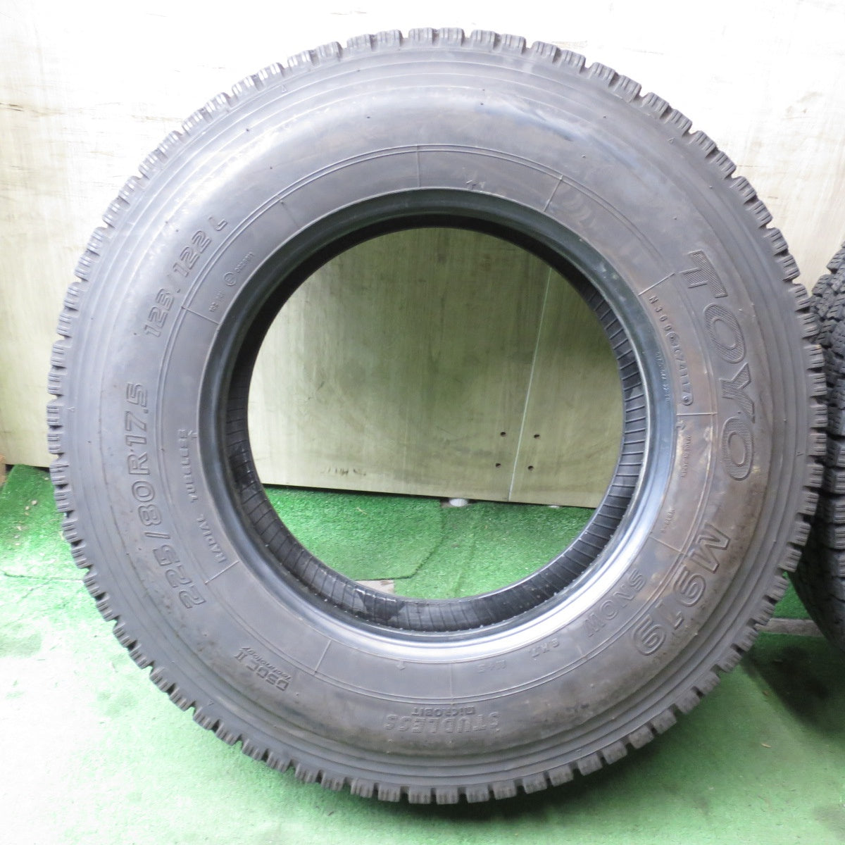 *送料無料* バリ溝！9.5分★トラック タイヤ 225/80R17.5 123/122L スタッドレス トーヨー M919 17.5インチ★4052802クスタ