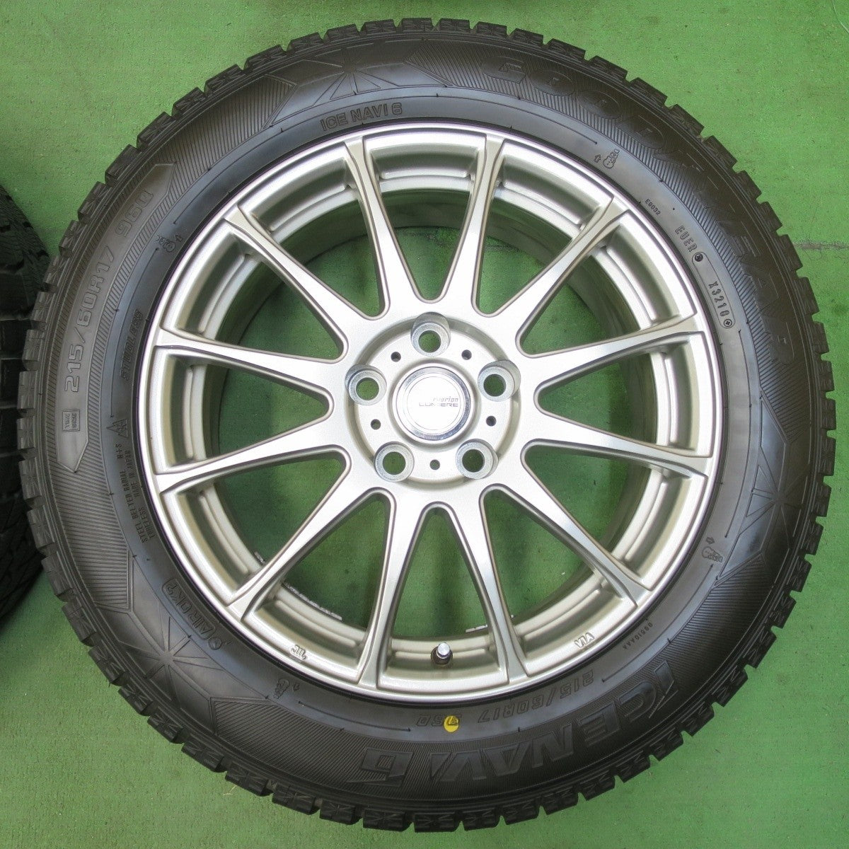 バリ溝！キレイ！9.5分以上★スタッドレス 215/60R17 グッドイヤー アイスナビ6 ravrion LUMIERE ラブリオン 17インチ PCD114.3/5H★5032007イス