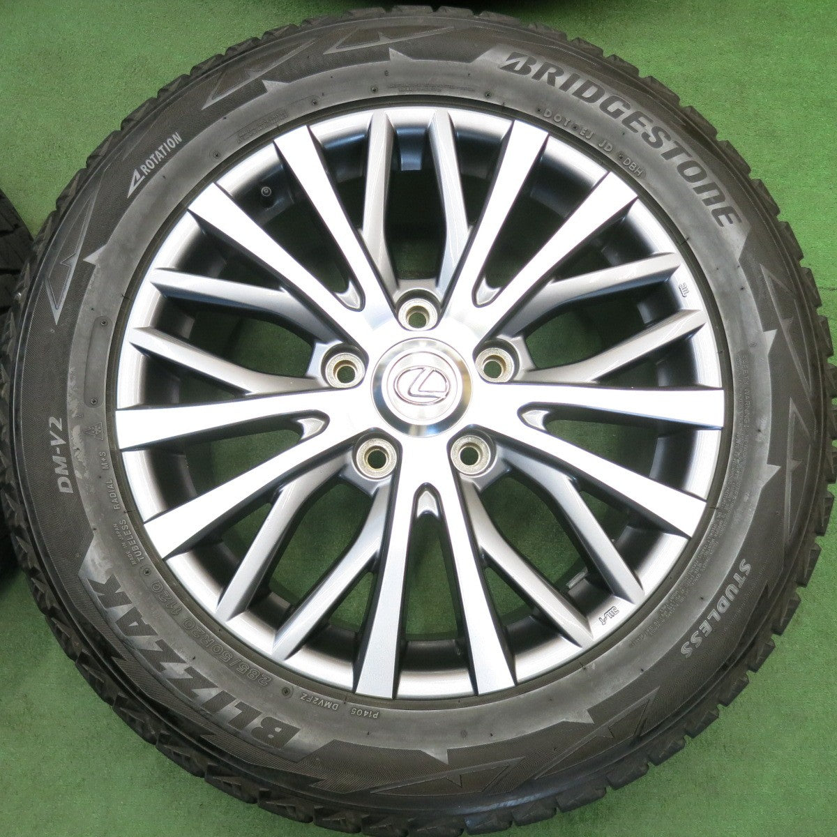 バリ溝！キレイ！8.5分◎レクサス LX 570 純正 285/50R20 スタッドレス ブリヂストン ブリザック DM-V2 20インチ PCD150/5H◎6062501HAス