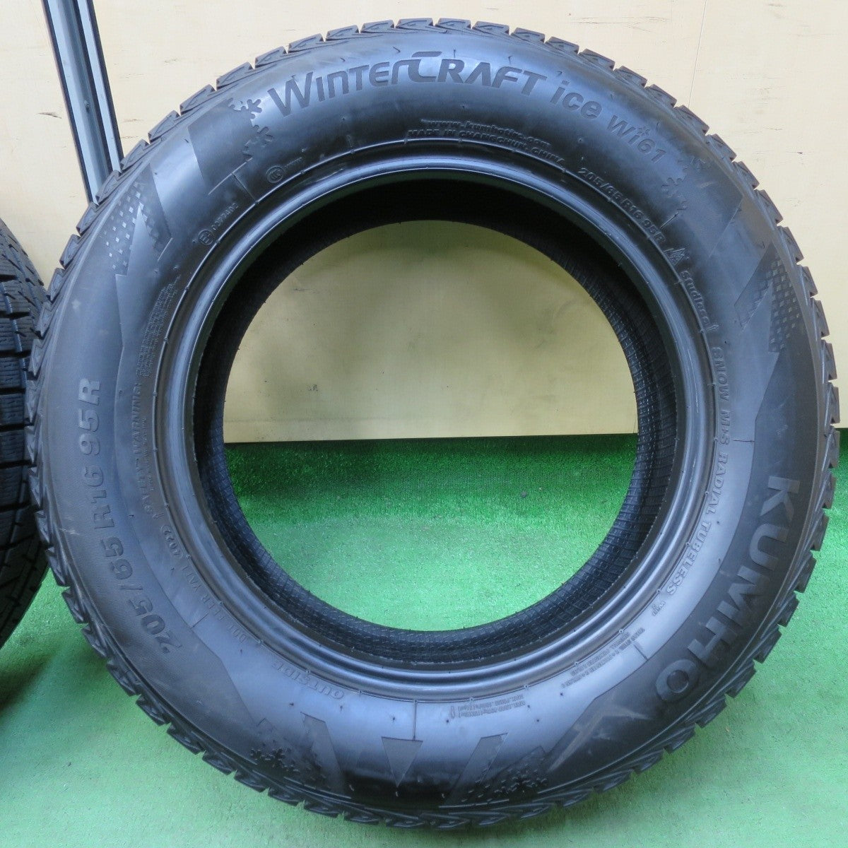 バリ溝！22年！9.5分以上★スタッドレス 205/65R16 クムホ ウィンタークラフト アイス Wi61 タイヤ 16インチ ヤリスクロス セレナ ティアナ 等★5032011イスタ