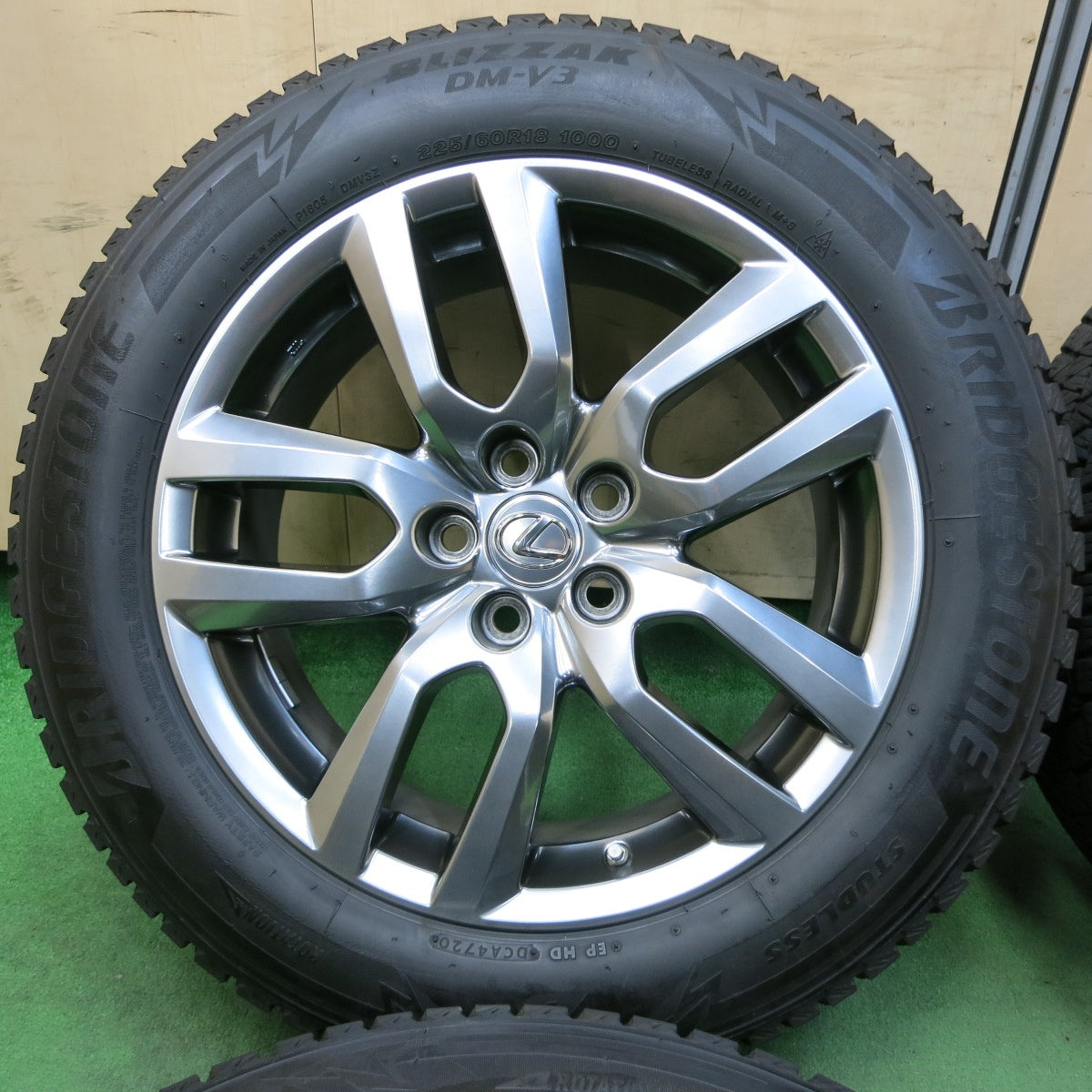 [送料無料] センサー付！バリ溝！20年！キレイ！9分★レクサス NX バージョンL 純正 225/60R18 スタッドレス ブリヂストン ブリザック DM-V3 18インチ PCD114.3/5H★4112111SYス