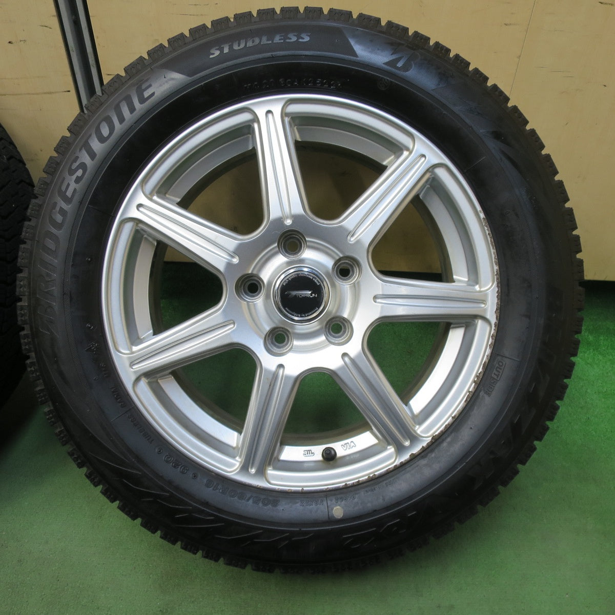 バリ溝！22年！キレイ！9.5分★スタッドレス 205/60R16 ブリヂストン ブリザック VRX2 TOPRUN トップラン 16インチ PCD114.3/5H★5111205TTス