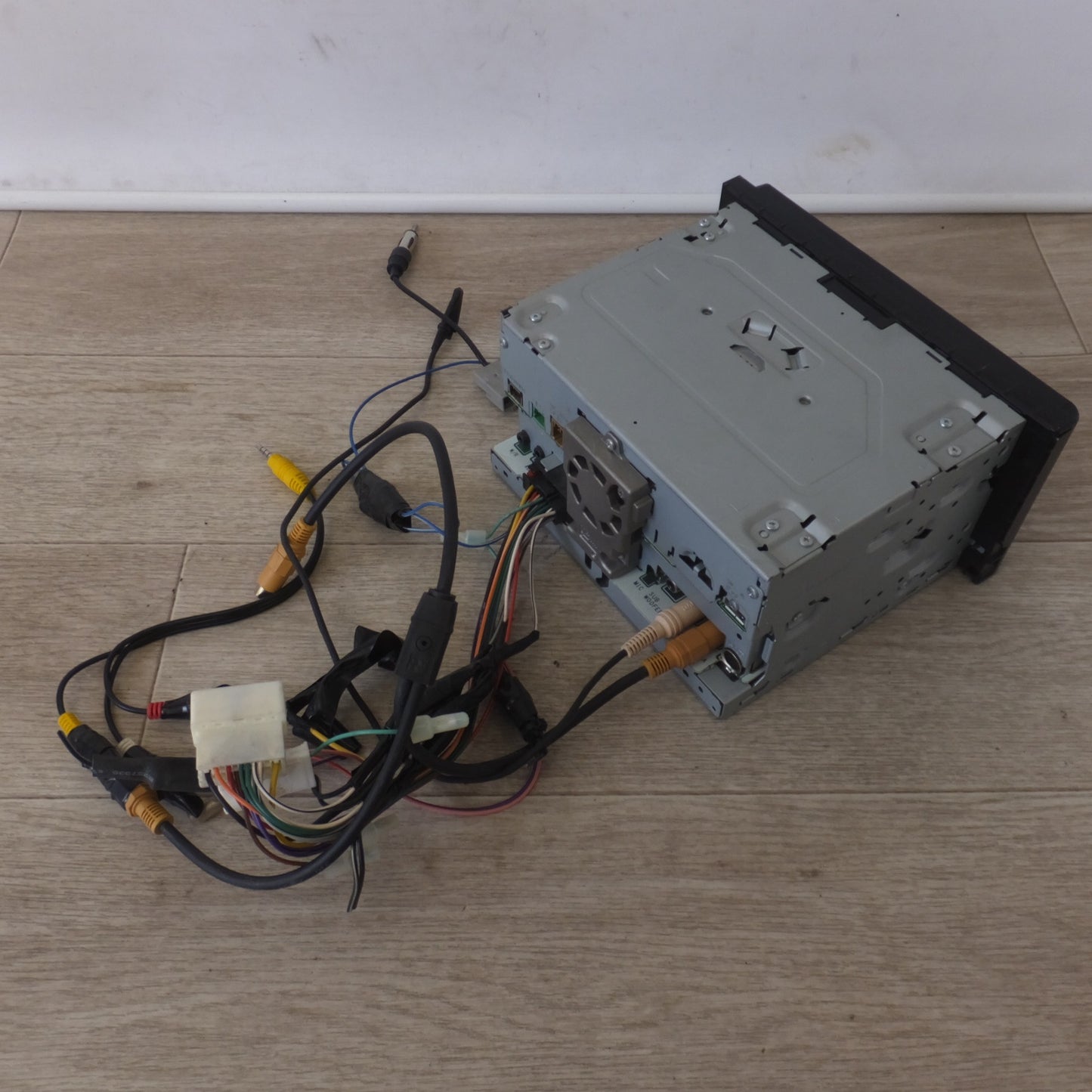 [送料無料] 現状品★カロッツェリア carrozzeria AV一体型メモリーナビゲーション 楽ナビ AVIC-RW03(100)★