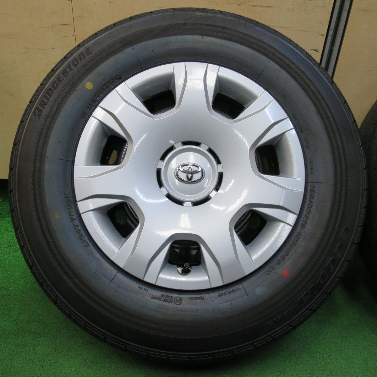*送料無料* 新車外し！24年★トヨタ 200系 ハイエース 純正 スチール 195/80R15 107/105S ブリヂストン エコピア RD613 15インチ PCD139.7/6H★4072003イノ