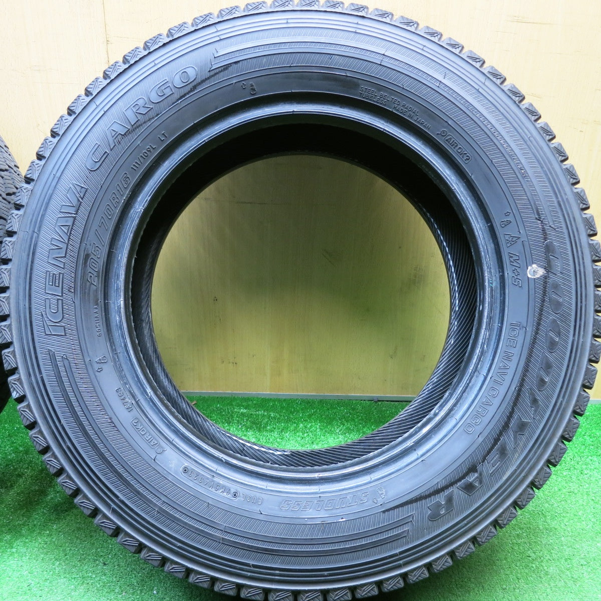 バリ溝！23年！9.5分★スタッドレス 205/70R16 111/109L グッドイヤー アイスナビ カーゴ CARGO タイヤ 16インチ トラック バン 等★5123103HAスタ