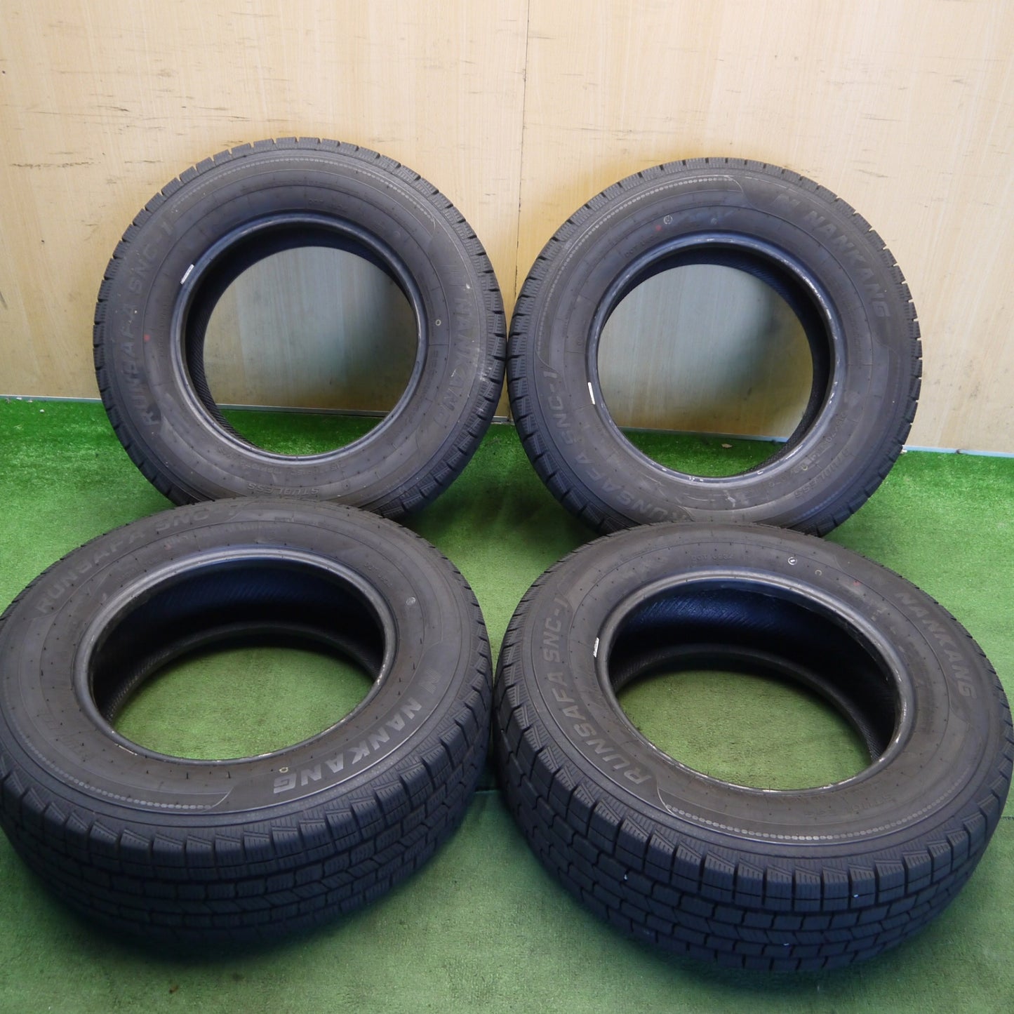 バリ溝！23年！9.5分以上★215/70R15 C 109/107Q ナンカン RUNSAFA SNC-1 タイヤ 15インチ ハイエース キャラバン 等★6070305Hスタ