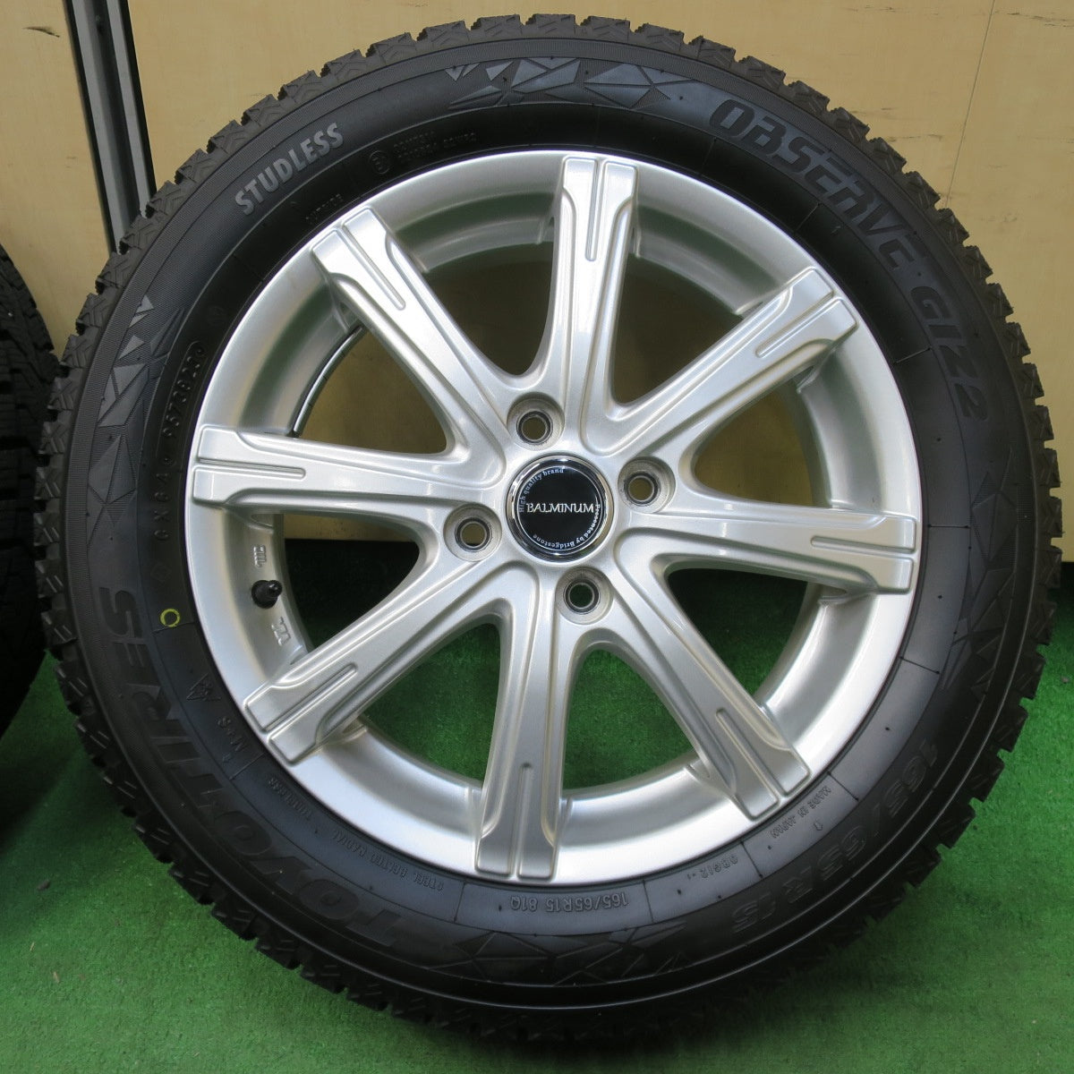 [送料無料] タイヤほぼ未使用！23年！キレイ★スタッドレス 165/65R15 トーヨー オブザーブ GIZ2 BALMINUM バルミナ 15インチ PCD100/4H★4111312イス