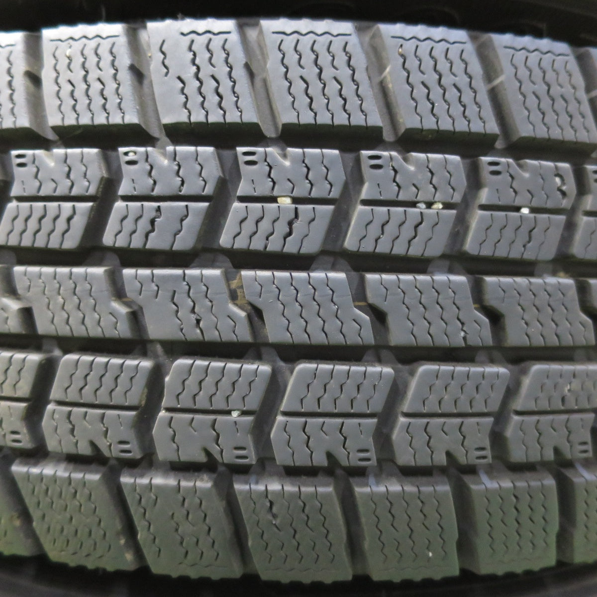 バリ溝！23年！キレイ！9.5分★スタッドレス 175/70R14 グッドイヤー アイスナビ7 V.E.X. VEX 14インチ PCD100/4H★5062905イス