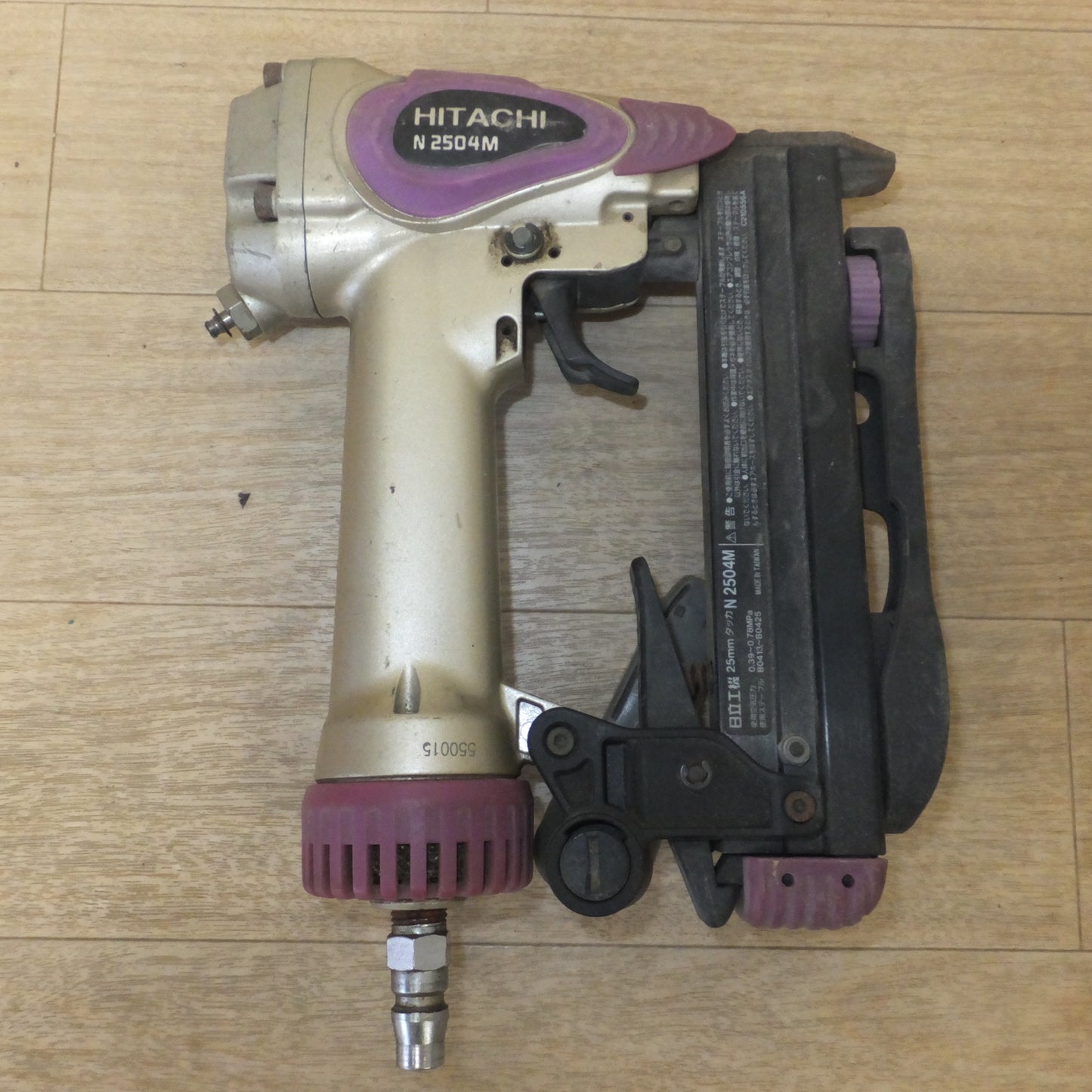 [送料無料] ★日立 HITACHI 25mm タッカ N2504M　常圧 エア釘打機 エアーツール　使用空気圧力 0.39～0.78MPa★