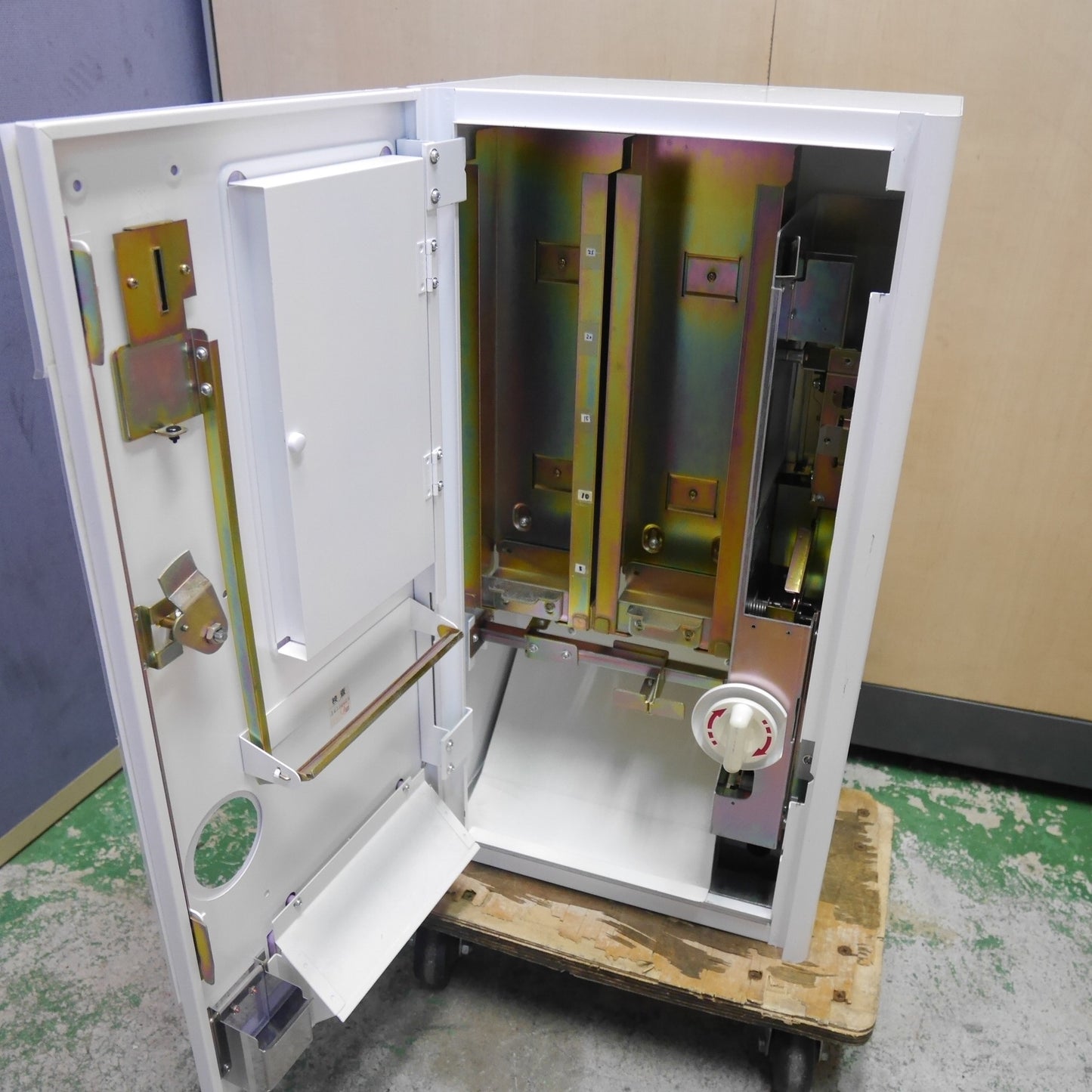 [送料無料] 鍵付き☆Daito ダイト 手動式 自動 販売機 DF-5 トレカ トレーディング カード 自販機 ガチャ 遊戯王 現状品☆