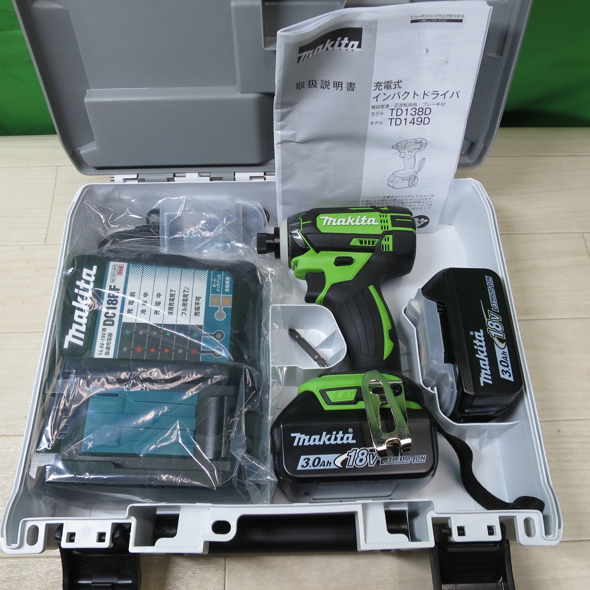[送料無料] ほぼ未使用！バッテリー2個☆マキタ 充電式 インパクトドライバ TD149D RFXL 電動 工具 充電器 DC18RF makita 18V 3.0Ah ライム☆