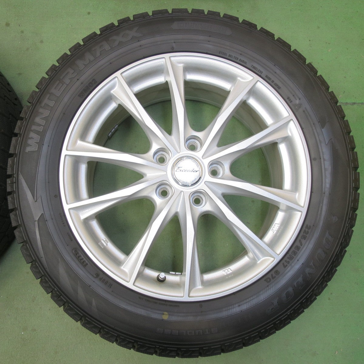 バリ溝！23年！キレイ！ほぼ10分◎スタッドレス 225/55R17 ダンロップ ウインターマックス WM02 Exceeder エクシーダー 17インチ PCD114.3/5H◎6091901イス
