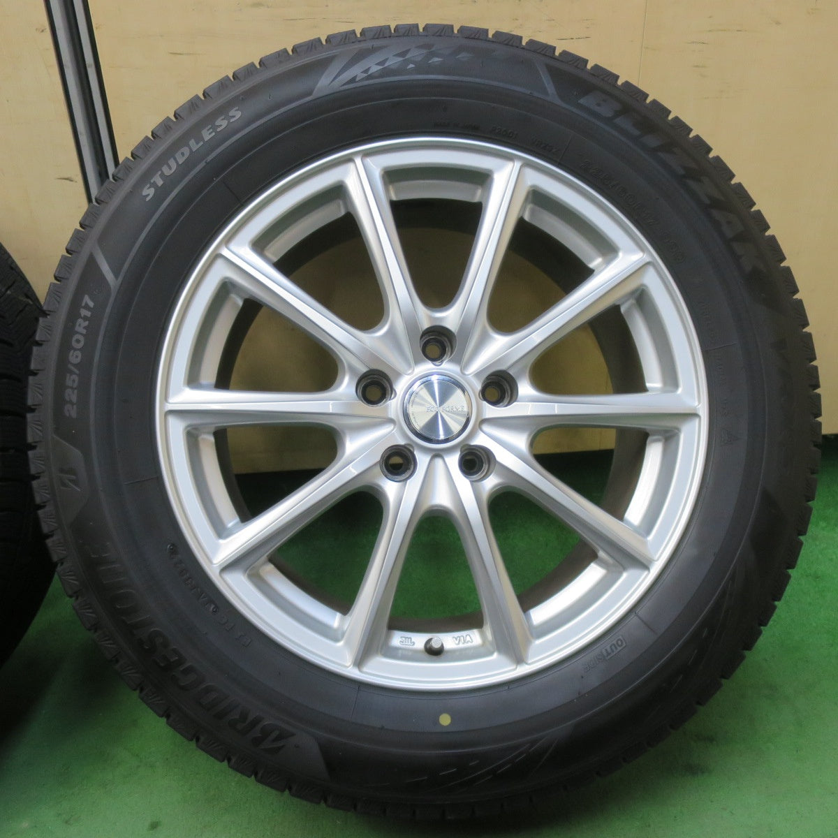 バリ溝！22年！キレイ！9.5分★スタッドレス 225/60R17 ブリヂストン ブリザック VRX3 ECO FORME エコフォルム 17インチ PCD114.3/5H★5060502イス