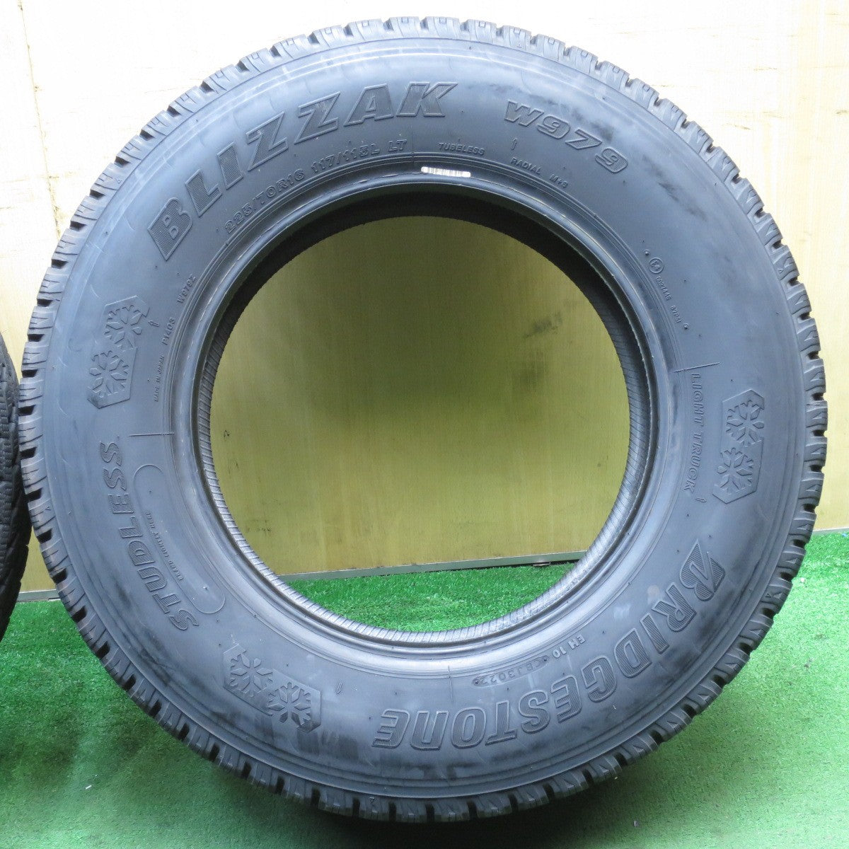 バリ溝！22年！9.5分★トラック タイヤ 225/70R16 117/115L スタッドレス ブリヂストン ブリザック W979 16インチ エルフ キャンター 等★5061802NJスタ