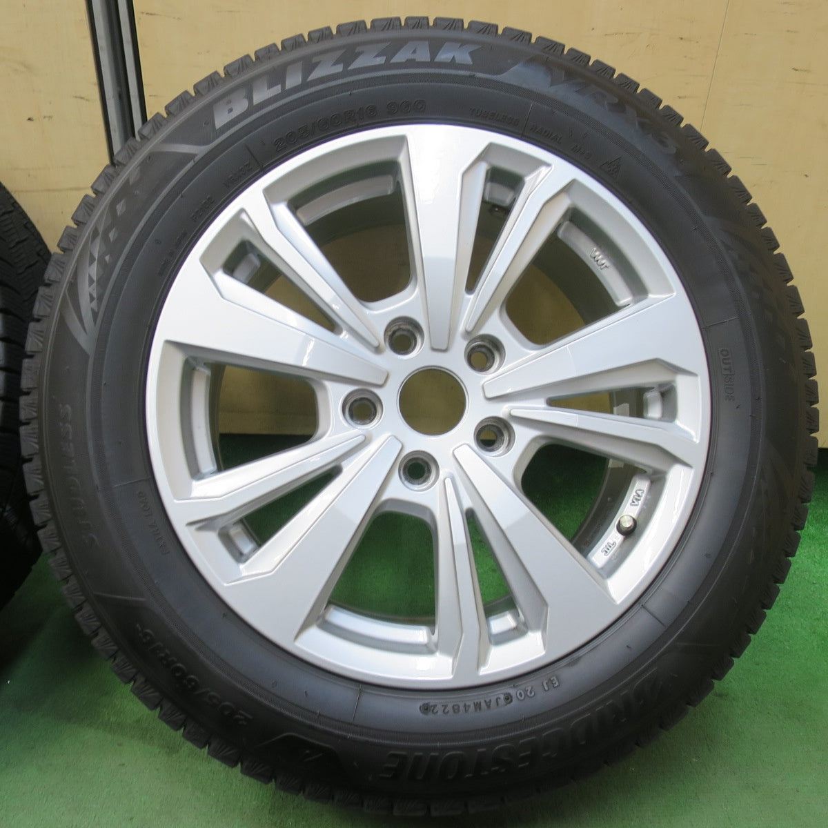 バリ溝！22年！キレイ！9分★BMW 等 smartline 365 205/60R16 スタッドレス ブリヂストン ブリザック VRX3 16インチ スマートライン PCD112/5H★5121303イス