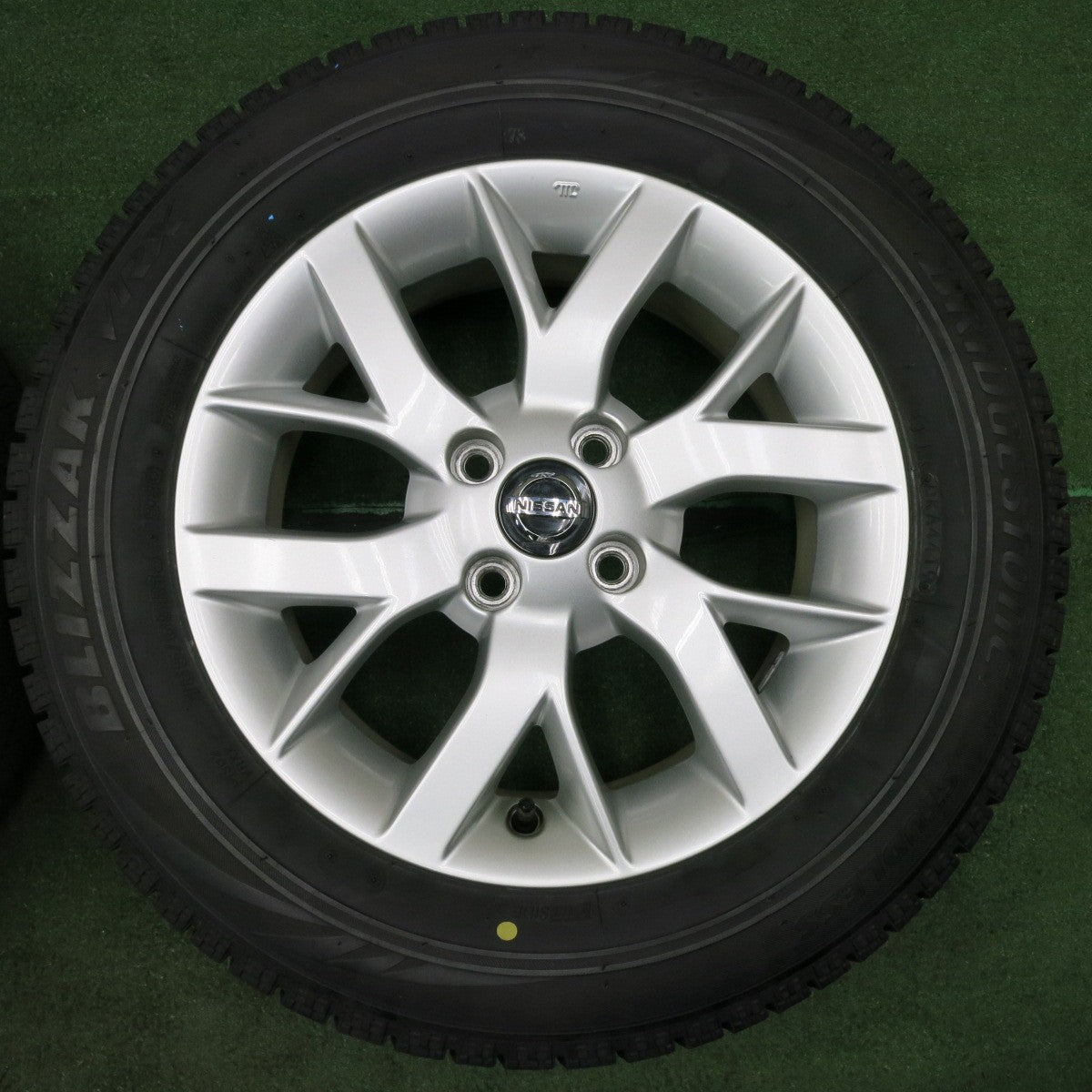 *送料無料* バリ溝！キレイ！8.5分★日産 E12 ノート e-POWER 純正 185/65R15 スタッドレス ブリヂストン ブリザック VRX 15インチ PCD100/4H★4051003NJス