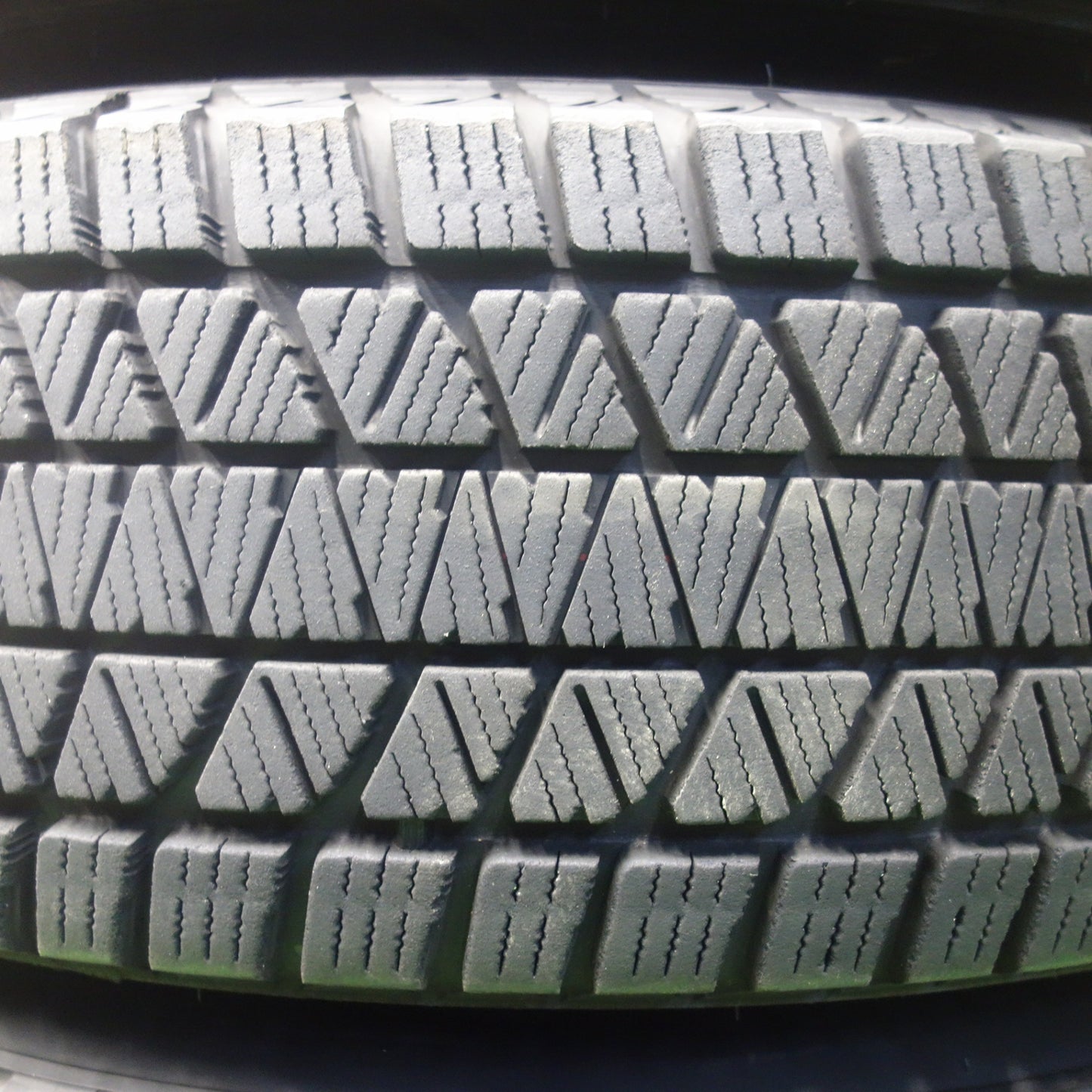 バリ溝！キレイ！8.5分★スタッドレス 215/70R16 ブリヂストン ブリザック DM-V3 dp devotion デボーション 16インチ PCD114.3/5H★6011504KTス