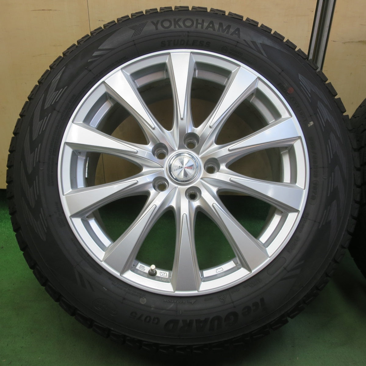 バリ溝！キレイ！9.5分★スタッドレス 235/60R18 ヨコハマ アイスガード G075 JOKER ジョーカー 18インチ PCD114.3/5H★6061012イス