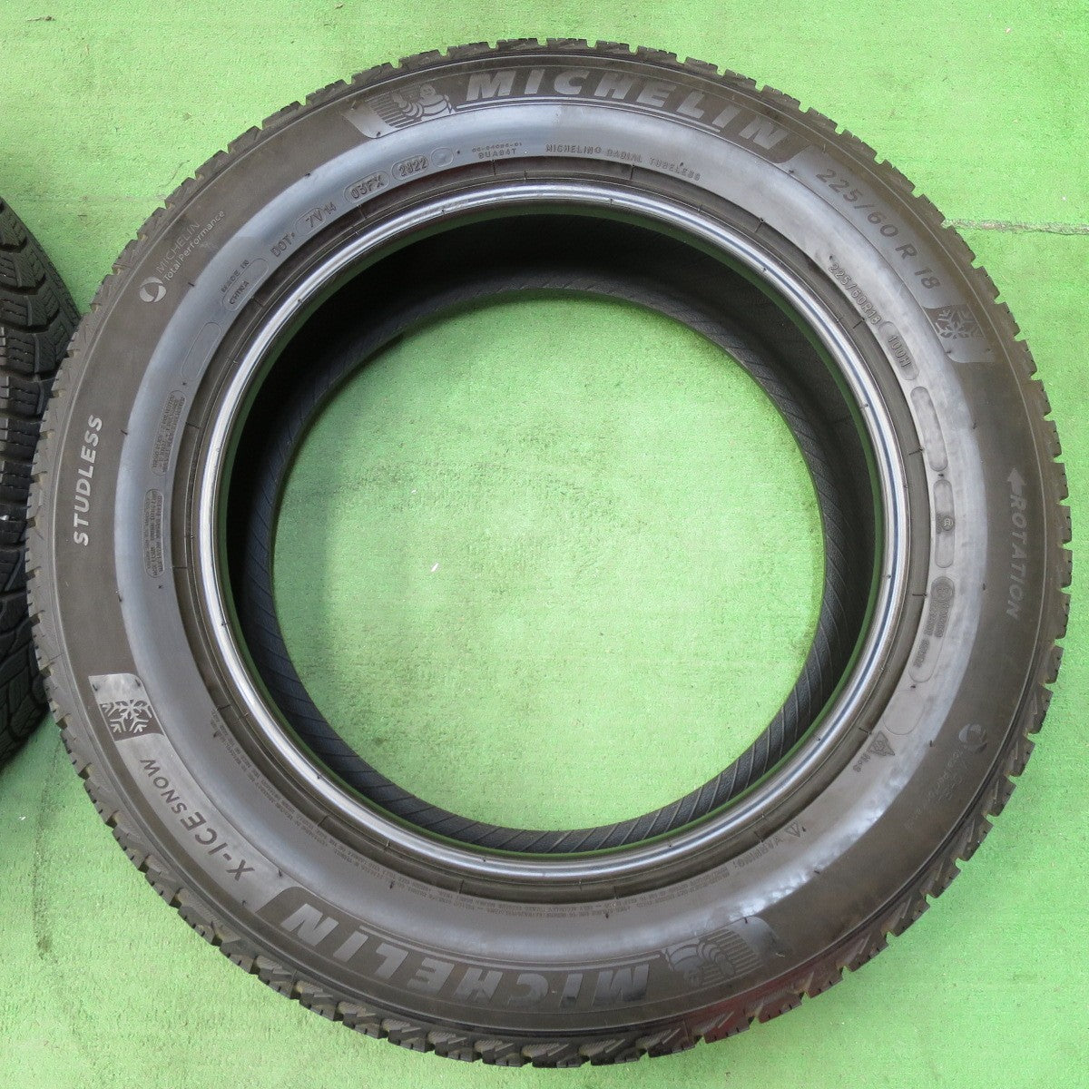 [送料無料] バリ溝！22年！9.5分以上★スタッドレス 225/60R18 ミシュラン X-ICE SNOW タイヤ 18インチ アルファード ヴェルファイア ハリアー RAV4 等★5011102イスタ