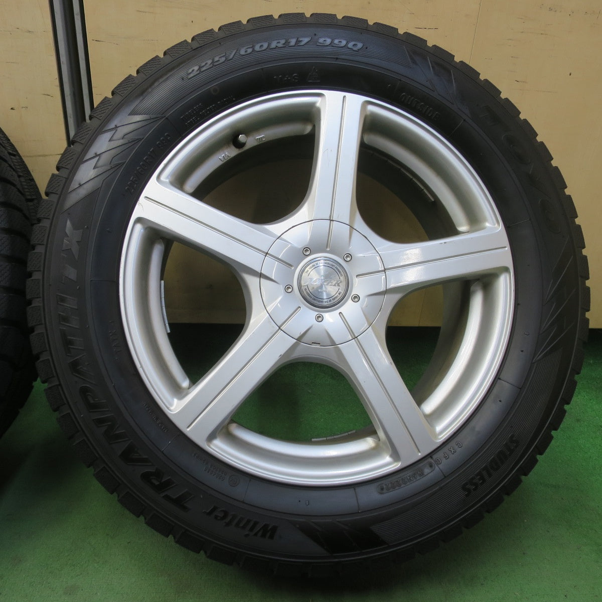 バリ溝！22年！9.5分★スタッドレス 225/60R17 トーヨー ウインター トランパス TX JOKER ジョーカー 17インチ PCD 100 114.3/5H マルチ★6040605イス