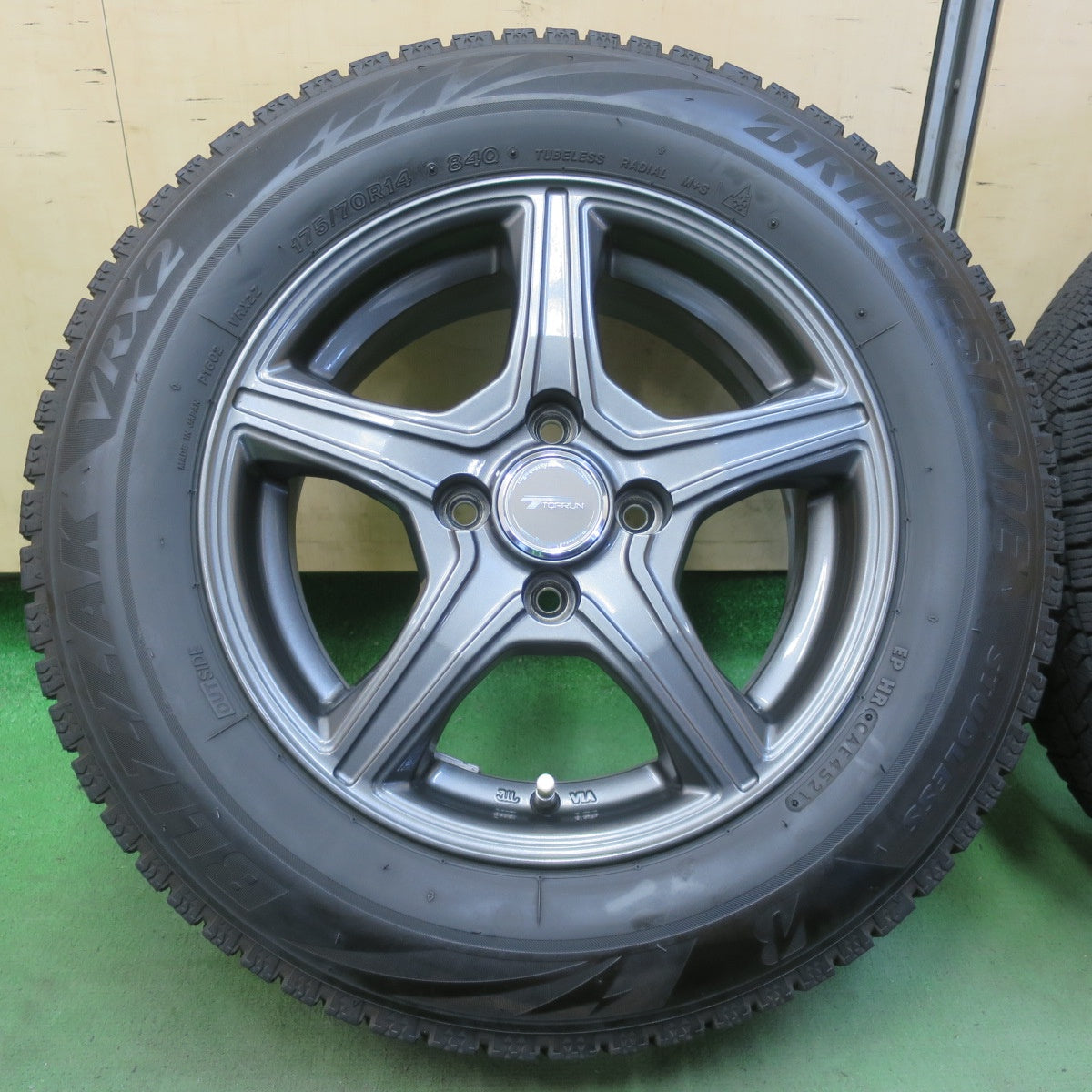 キレイ★スタッドレス 175/70R14 ブリヂストン ブリザック VRX2 TOPRUN トップラン 14インチ PCD100/4H★6052509イス