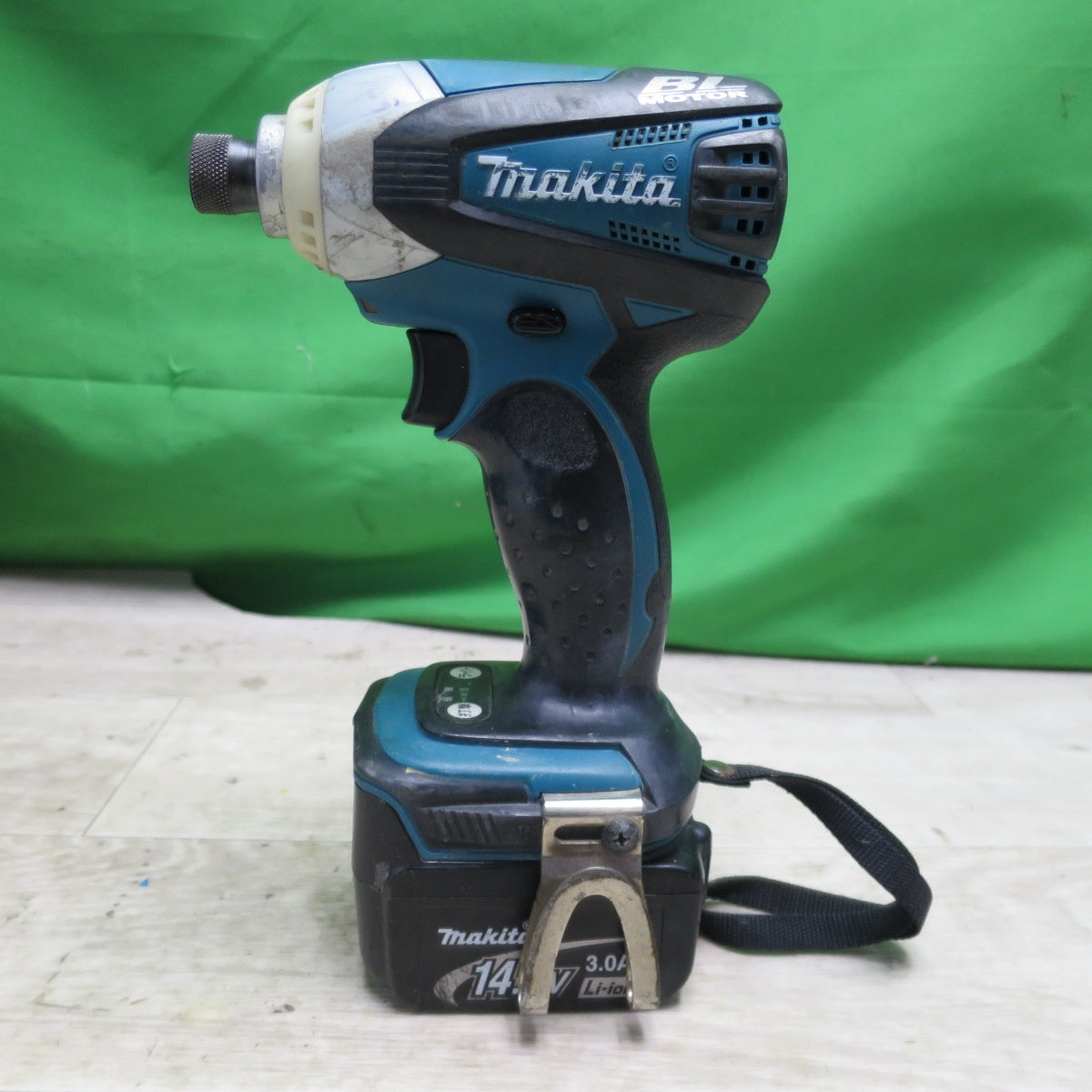[送料無料] バッテリー2個☆マキタ 充電式 インパクト ドライバ 14.4V TD132DRFX 充電器 ケース 付き 電動 工具 現状品☆