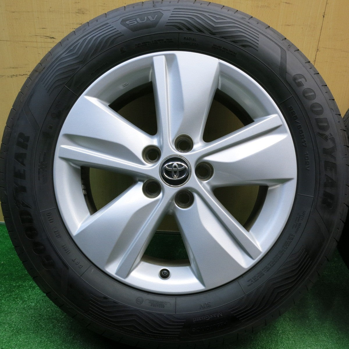 バリ溝！24年！キレイ！9.5分★トヨタ 60系 ハリアー 純正 225/65R17 グッドイヤー ASSURANCE MaxGuard SUV 17インチ PCD114.3/5H★5113021HAノ