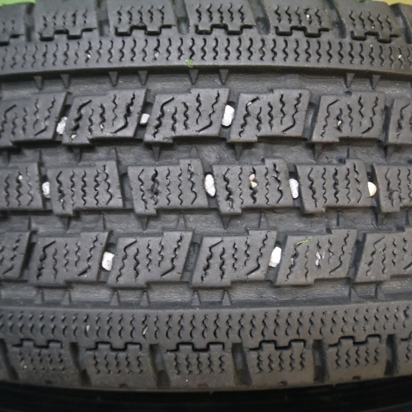 [送料無料] バリ溝！キレイ！8.5分★日産 キャラバン 純正 スタッドレス 195/80R15 107/105L トーヨー デルベックス 934 DELVEX 15インチ PCD139.7/6H★5012910Hス