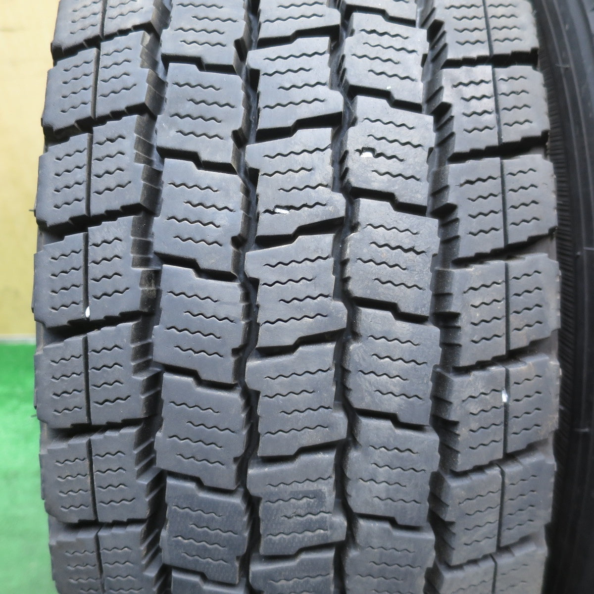 バリ溝！22年！キレイ！9.5分◎トヨタ 200系 ハイエース 純正 スチール 195/80R15 107/105L スタッドレス グッドイヤー アイスナビ CARGO カーゴ 15インチ PCD139.7/6H◎6101207NJス
