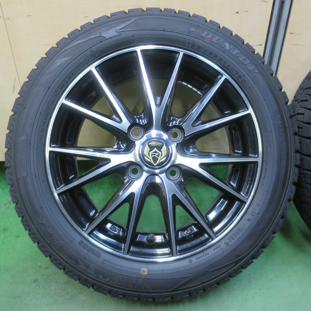 バリ溝！24年！キレイ！ほぼ10分★スタッドレス 155/65R14 ダンロップ ウインターマックス WM02 RiZLEY ライツレー 14インチ PCD100/4H★6012703イス