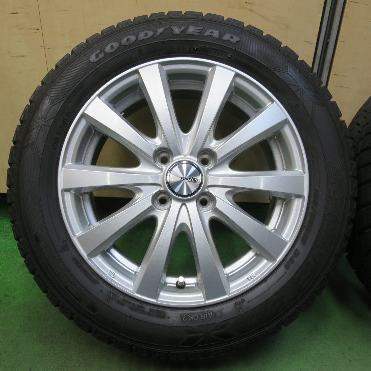 バリ溝！キレイ！ほぼ10分★スタッドレス 185/60R15 グッドイヤー アイスナビ6 ravrion RS01 ラブリオン 15インチ PCD100/4H★5121010イス