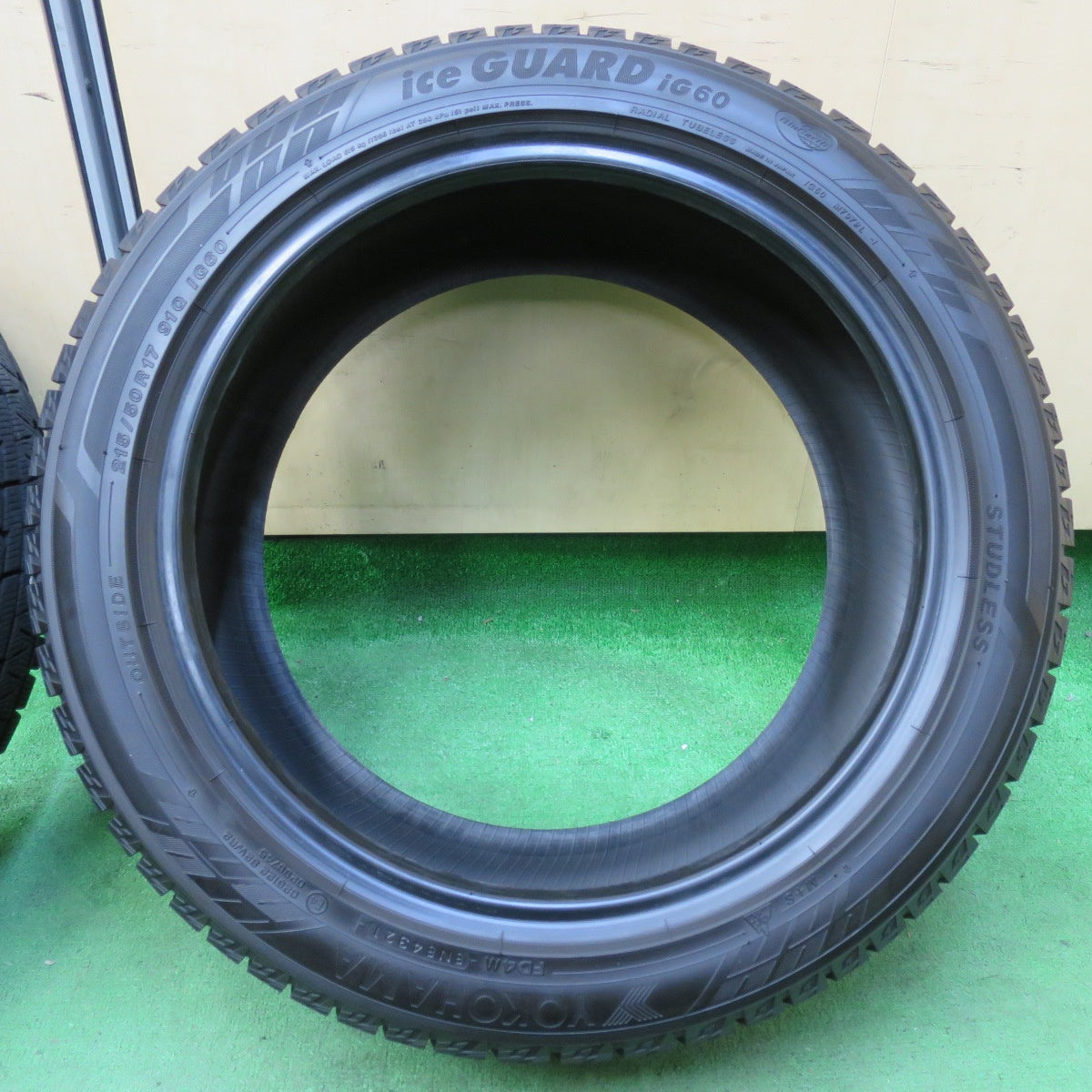 [送料無料] バリ溝！21年！9.5分以上★スタッドレス 215/50R17 ヨコハマ アイスガード iG60 タイヤ 17インチ プリウスα ヴォクシー レヴォーグ 等★4110503イスタ