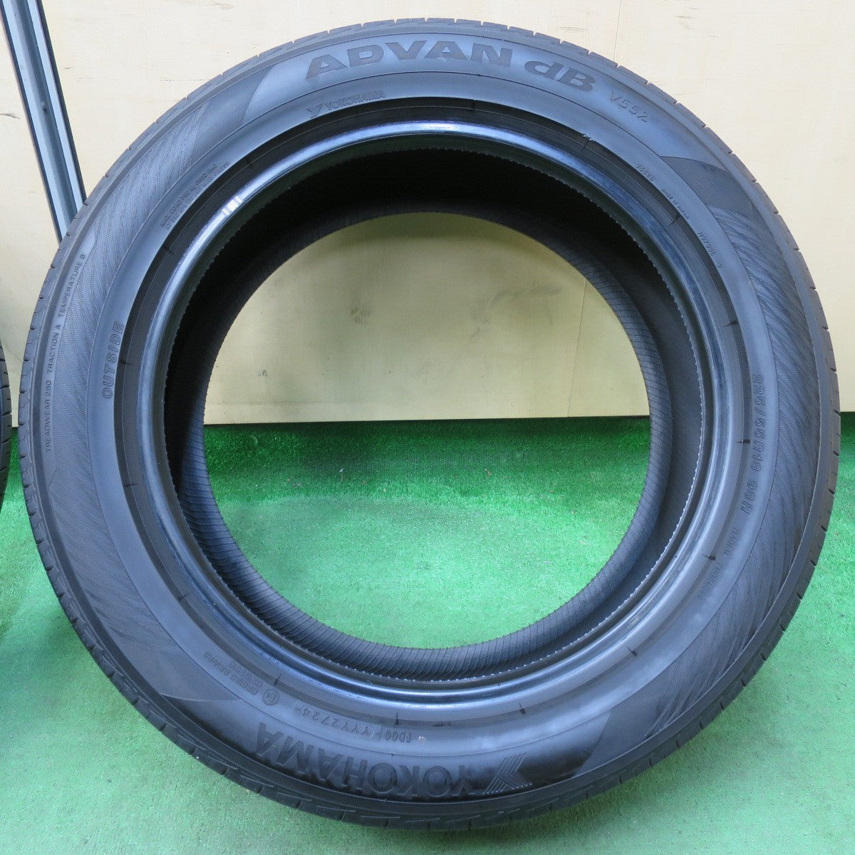 [送料無料] バリ溝！24年！ ほぼ新車外し★225/55R18 ヨコハマ アドバン dB V552 タイヤ 18インチ エルグランド デリカD:5 エクストレイル等★4120910イノタ