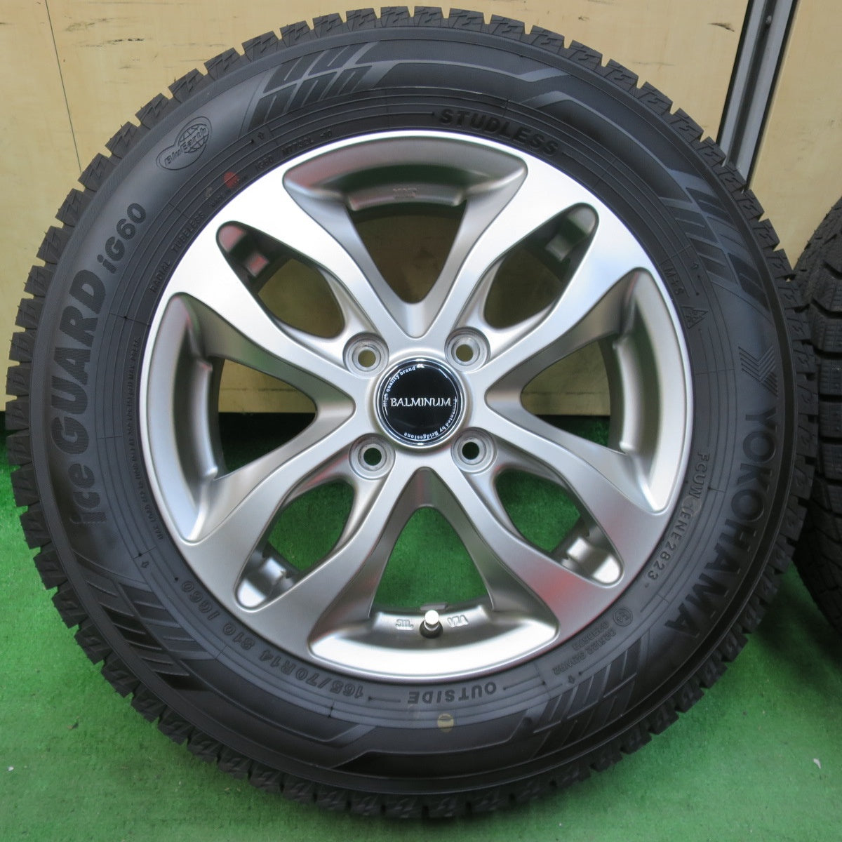 [送料無料] バリ溝！23年！キレイ！ほぼ10分★スタッドレス 165/70R14 ヨコハマ アイスガード iG60 BALMINUM バルミナ 14インチ PCD100/4H★5010701イス