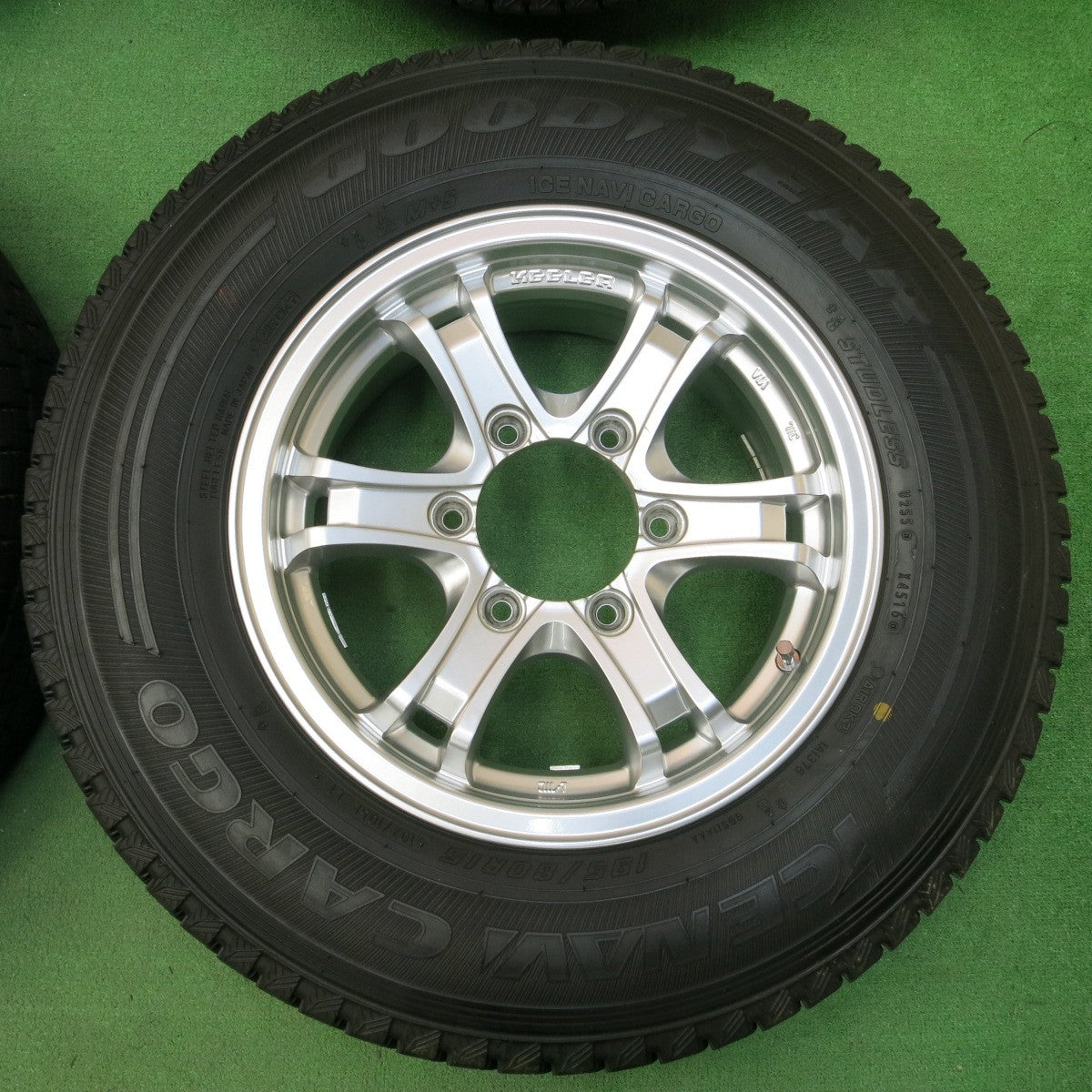 *送料無料* バリ溝！キレイ！9.5分★ハイエース等  KEEELER 195/80R15 スタッドレス グッドイヤー アイスナビ カーゴ キーラー 15インチ PCD139.7/6H★4041004イス