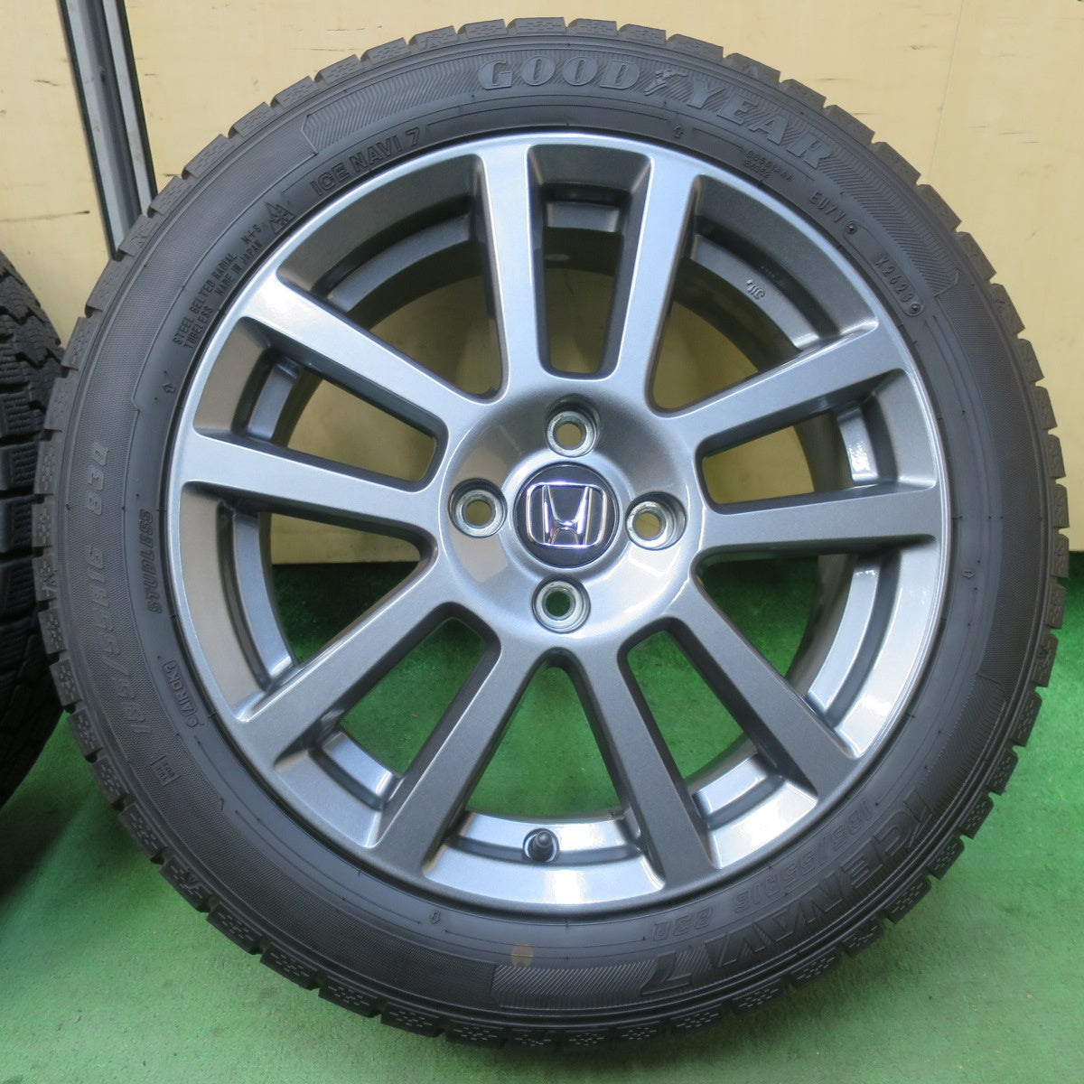 バリ溝！23年！キレイ！9.5分★ホンダ フィット 純正 OP ME-022 185/55R16 スタッドレス グッドイヤー アイスナビ7 16インチ PCD100/4H★5122407イス