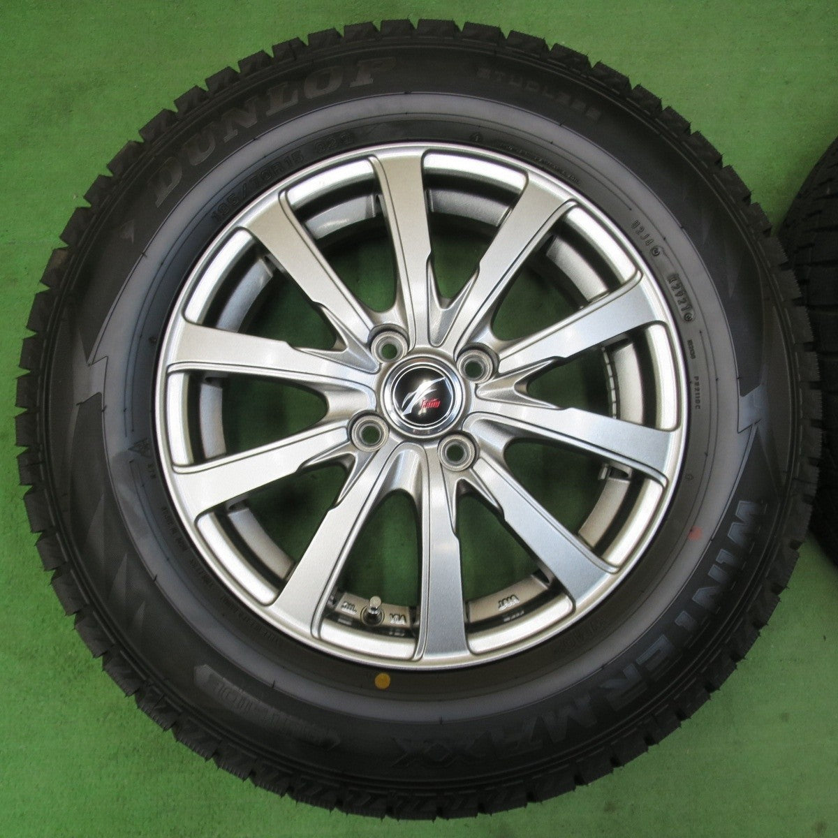 タイヤほぼ未使用！21年！キレイ★スタッドレス 195/70R15 ダンロップ ウインターマックス WM02 Fang ファング 15インチ PCD100/4H★5013109イス