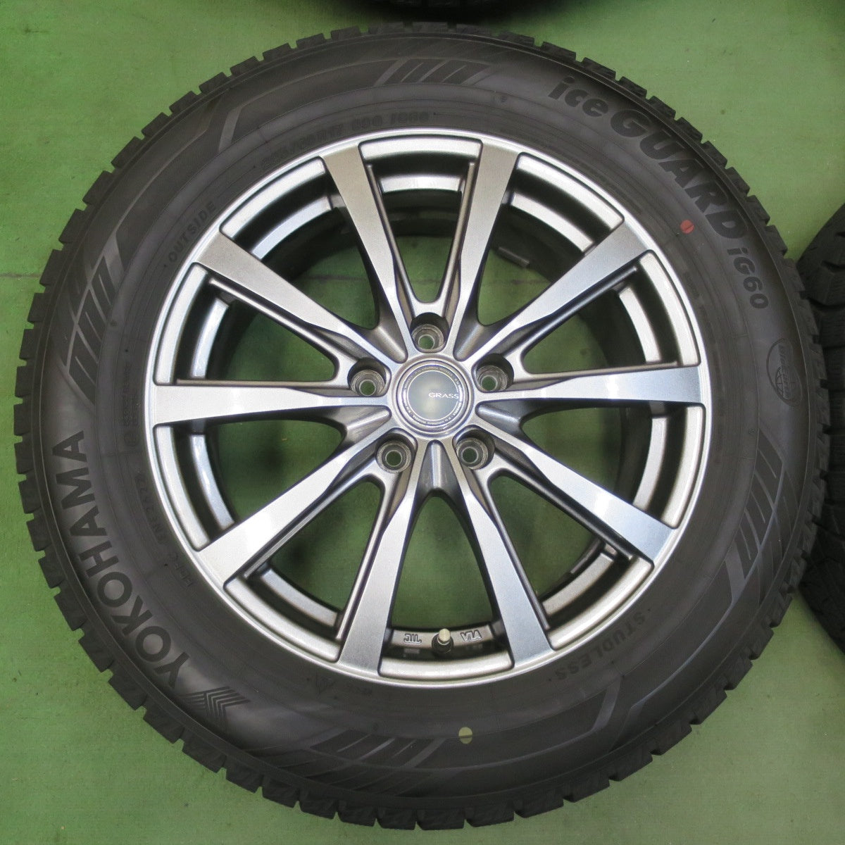 バリ溝！22年！キレイ！9.5分★スタッドレス 225/60R17 ヨコハマ アイスガード iG60 GRASS グラス 17インチ PCD114.3/5H★5112704イス