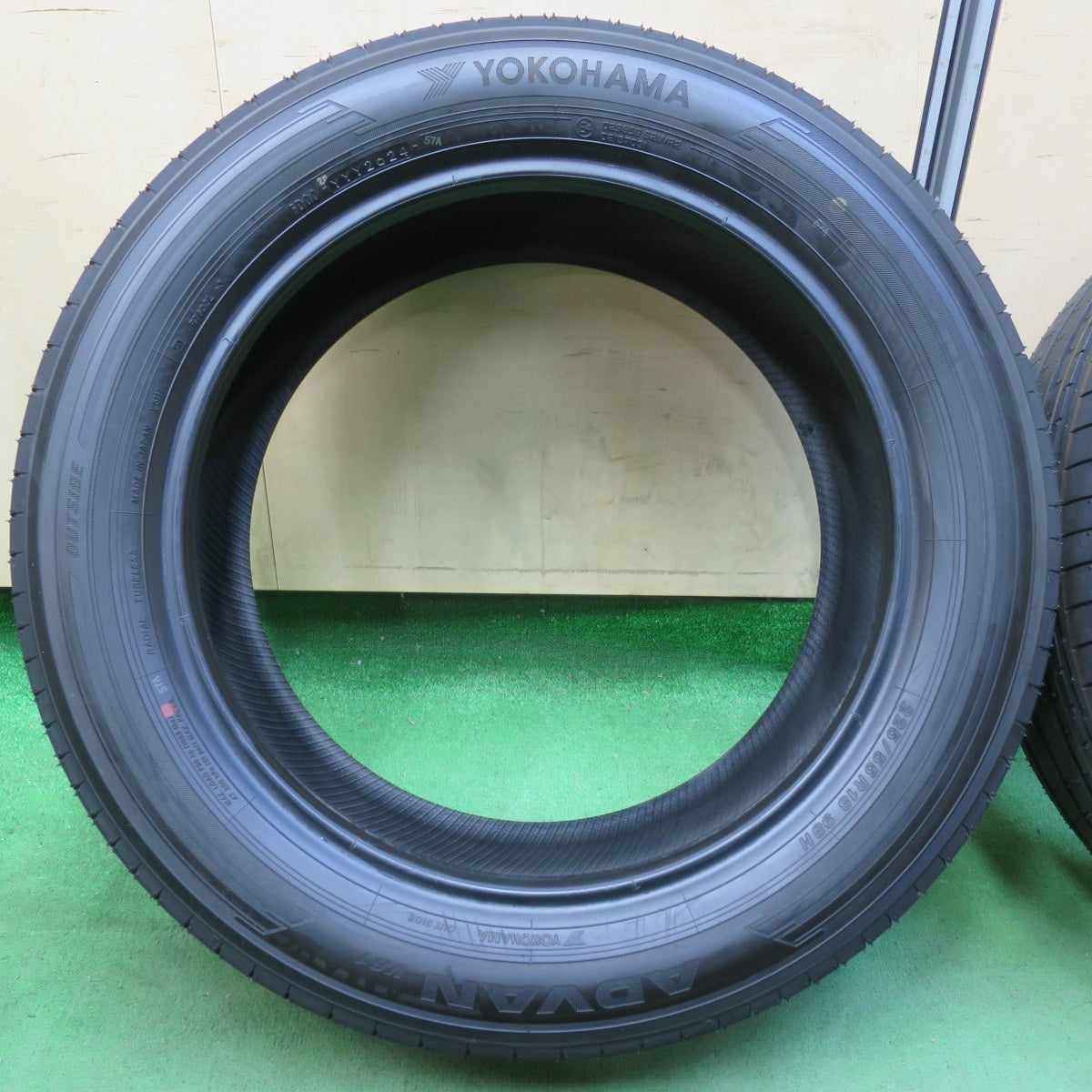 [送料無料] 新車外し！24年★225/55R18 ヨコハマ アドバン V61 タイヤ 18インチ エクストレイル フォレスター アウトランダー デリカ D:5 等★5031403イノタ