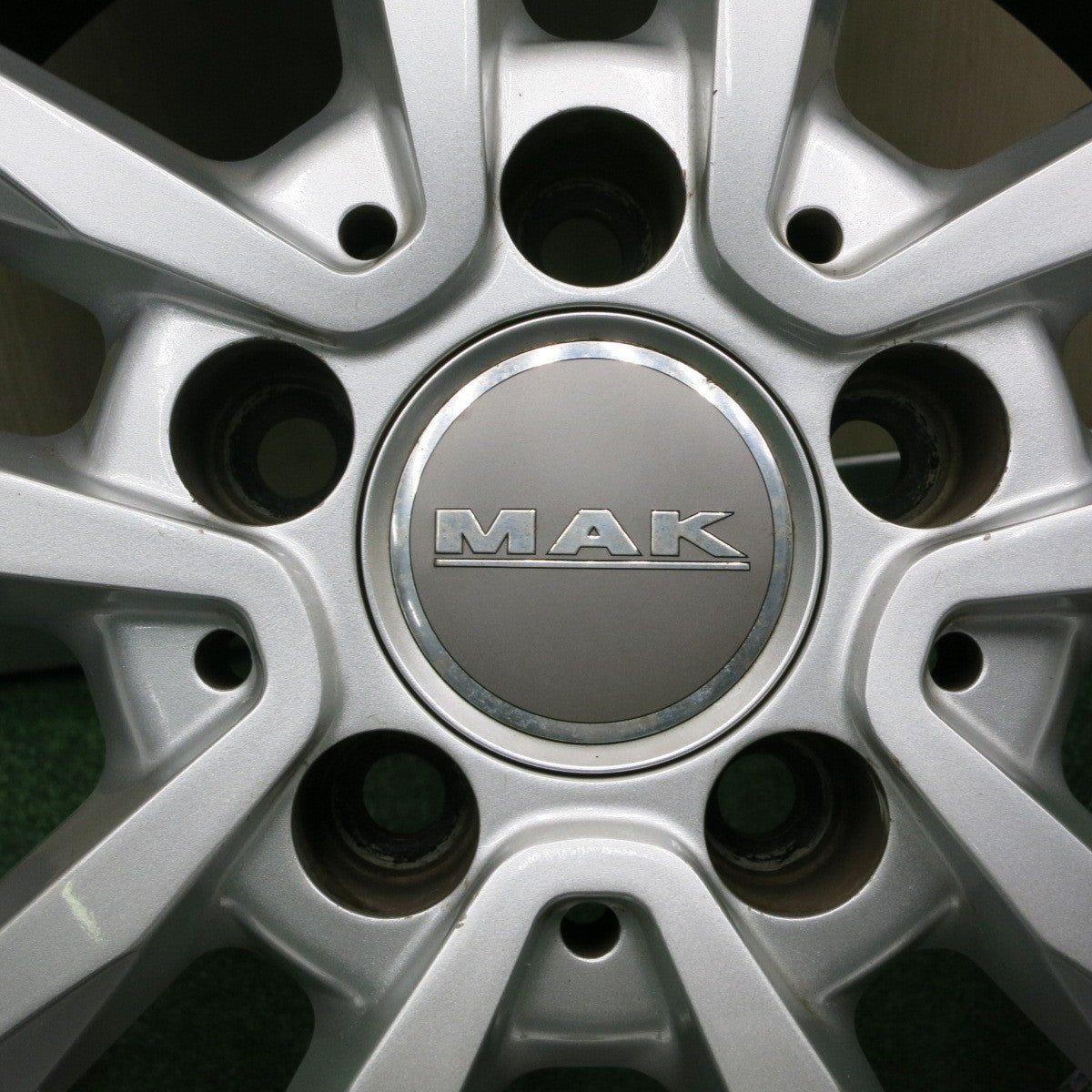 *送料無料* 4本価格★ベンツ 等 MAK 205/60R16 スタッドレス ピレリ アイスアシンメトリコ プラス 16インチ PCD112/5H★4041704TNス