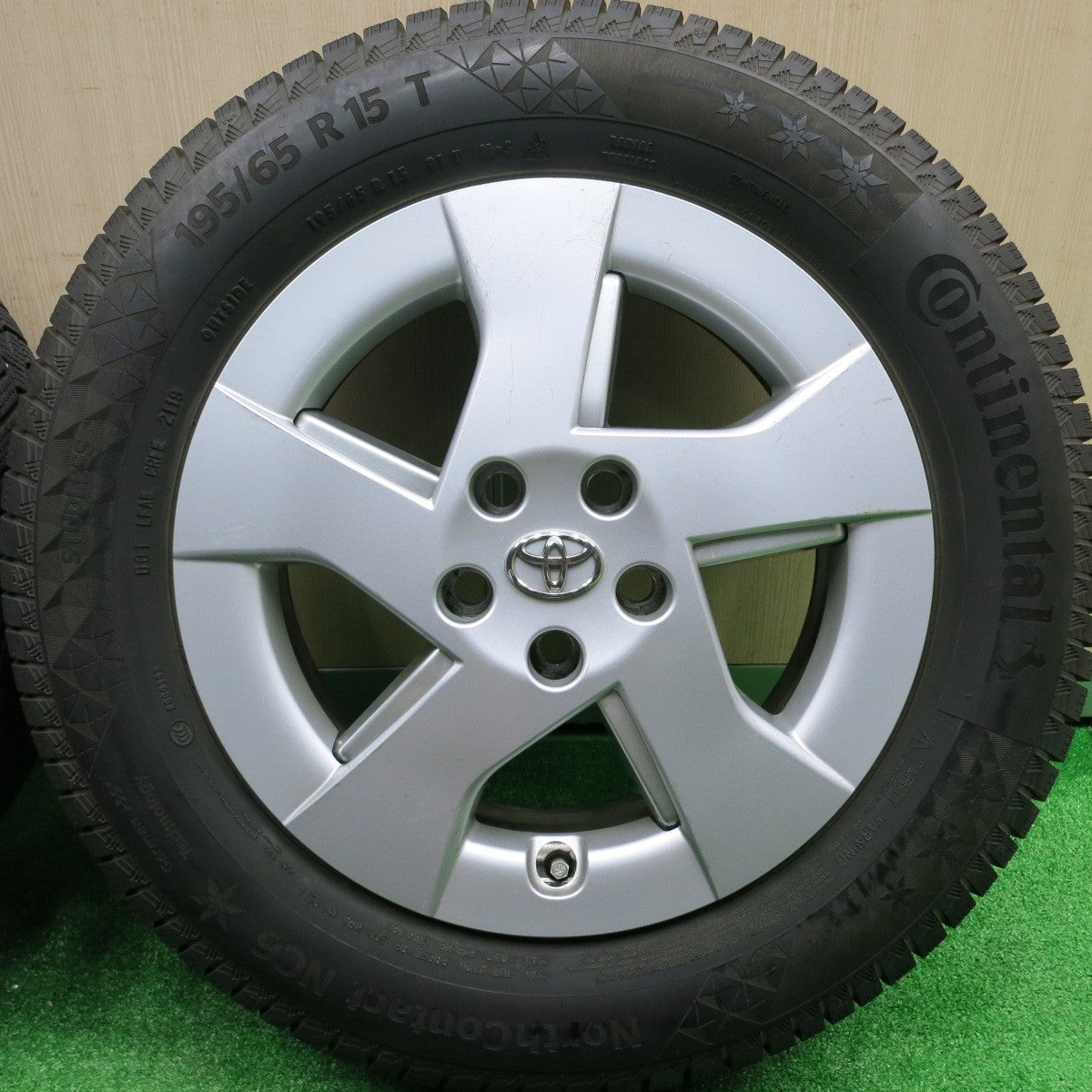 [送料無料] バリ溝！8.5分★トヨタ 30系 プリウス 純正 195/65R15 スタッドレス コンチネンタル ノースコンタクト NC6 15インチ PCD100/5H★4091402HAス