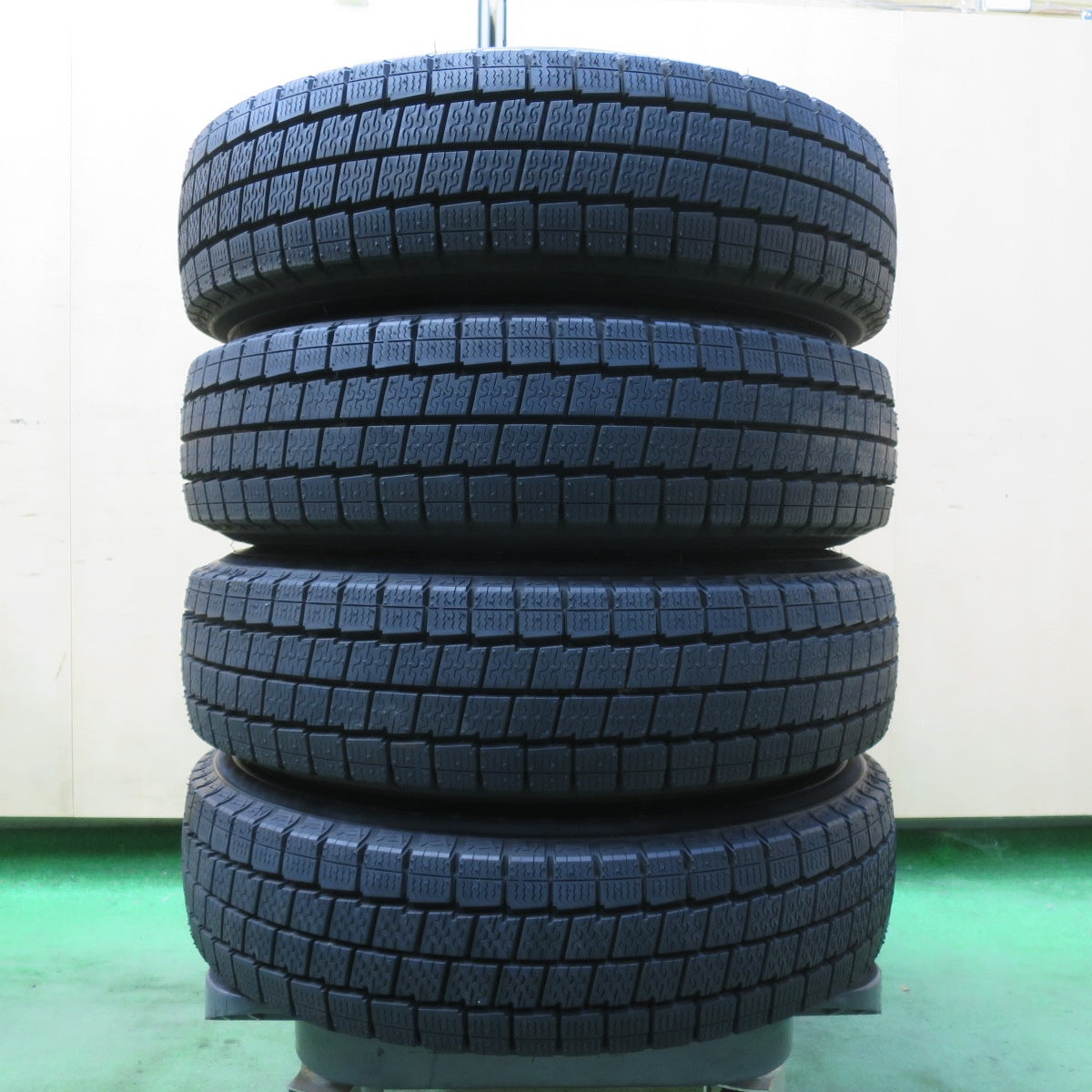 バリ溝！24年！キレイ！ほぼ10分★ダイハツ ハイゼット 純正 スチール 145/80R12 80/78N スタッドレス ダンロップ ウインターマックス LV01 12インチ PCD100/4H★5092909イス