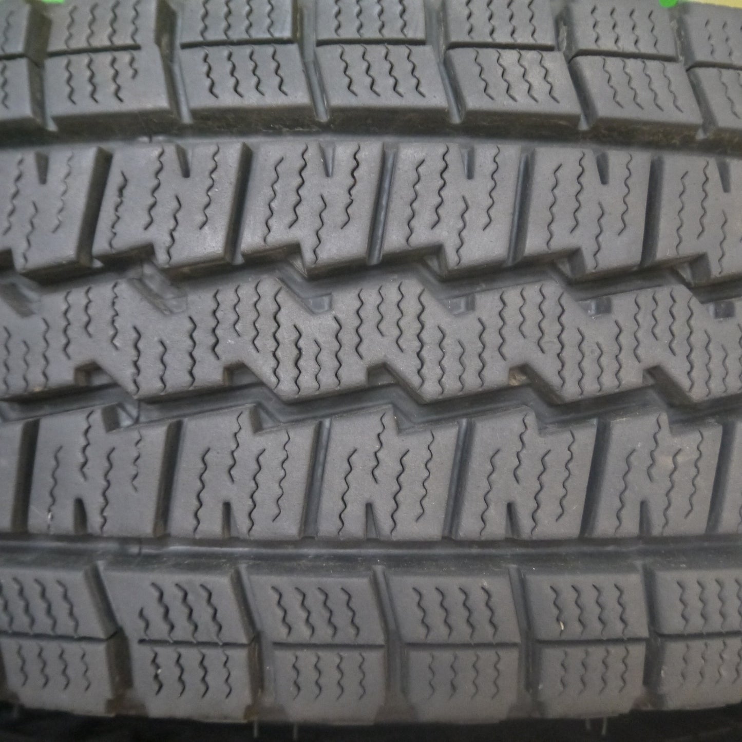 *送料無料* バリ溝！21年！キレイ！9.5分★ハイエース等 195/80R15 スタッドレス ダンロップ ウインターマックス SV01 Granverd グランバード PCD139.7/6H★4081904Hス
