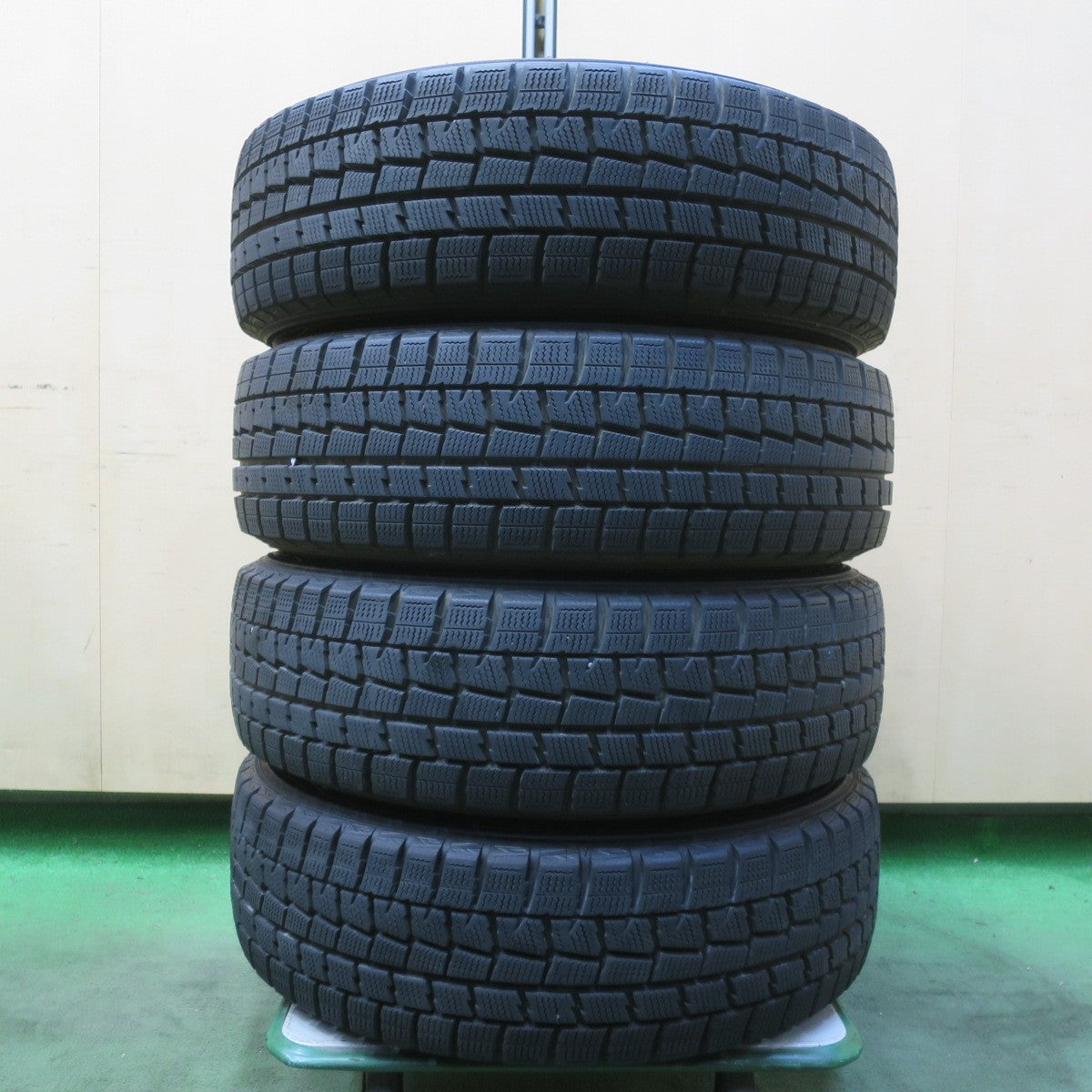バリ溝！キレイ！9.5分◎スタッドレス 175/65R15 ダンロップ ウインターマックス WM01 SCHNEIDER シュナイダー 15インチ PCD100/4H◎6081203イス