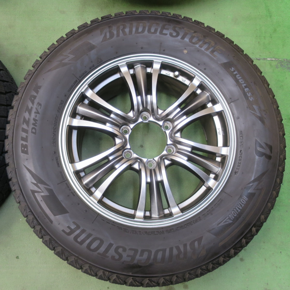 バリ溝！23年！キレイ！9.5分★スタッドレス 265/65R17 ブリヂストン ブリザック DM-V3 BAZALT X TYPE2 バザルト タイプ2 17インチ PCD139.7/6H★6040708イス